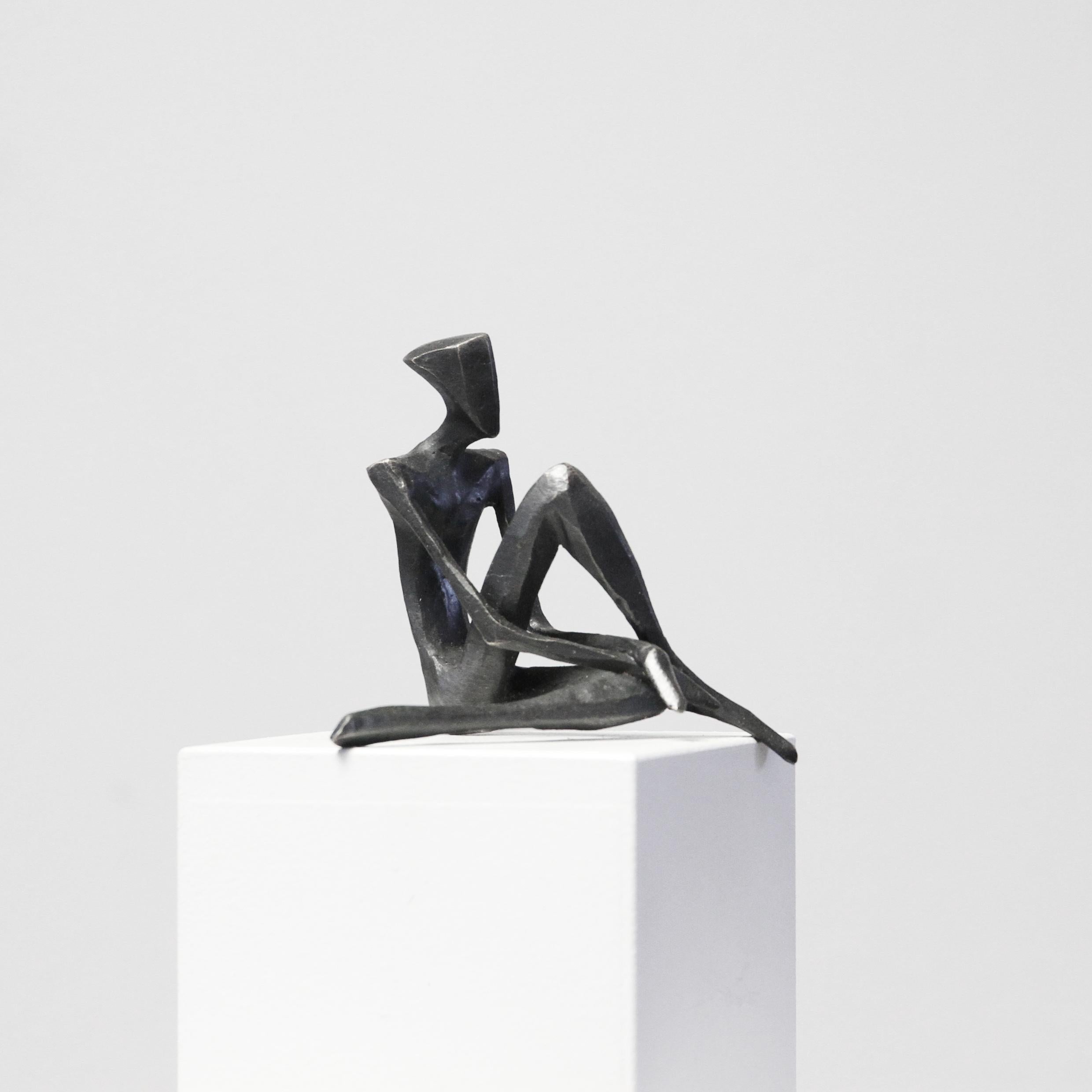 Rob is a figurative bronze sculpture in a relaxed pose by Nando Kallweit.

Modelled on modern youthful postures but with a nod to the importance of heritage through the stylised Egyptian-influenced head. A lovely piece on its own or with a group of