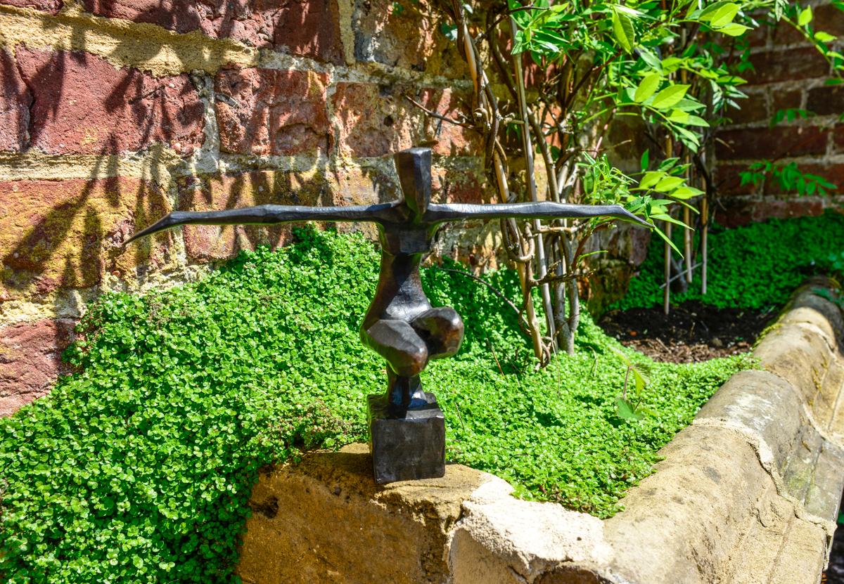 Rosi de Nando Kallweit. Sculpture figurative en bronze représentant une femme. en vente 4