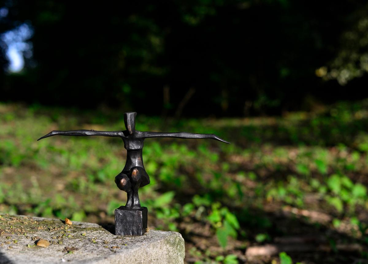 Rosi de Nando Kallweit. Sculpture figurative en bronze représentant une femme. en vente 5