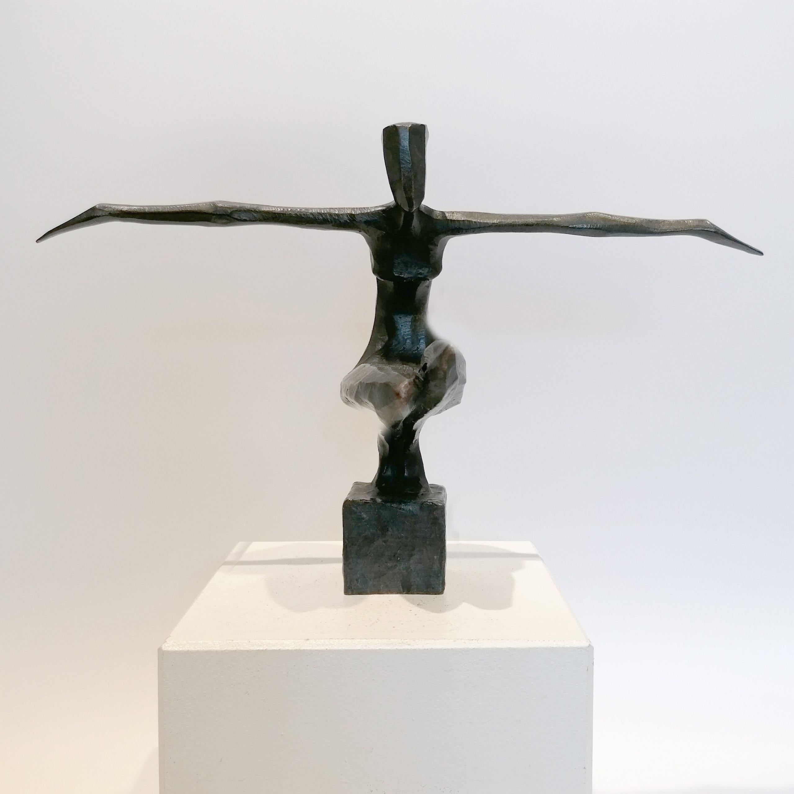 Rosi est une élégante sculpture figurative en bronze de Nando Kallweit.

L'œuvre célèbre la forme féminine moderne tout en reconnaissant que notre individualité est façonnée par notre héritage. Héritage de nos parents, de notre quartier ou d'un