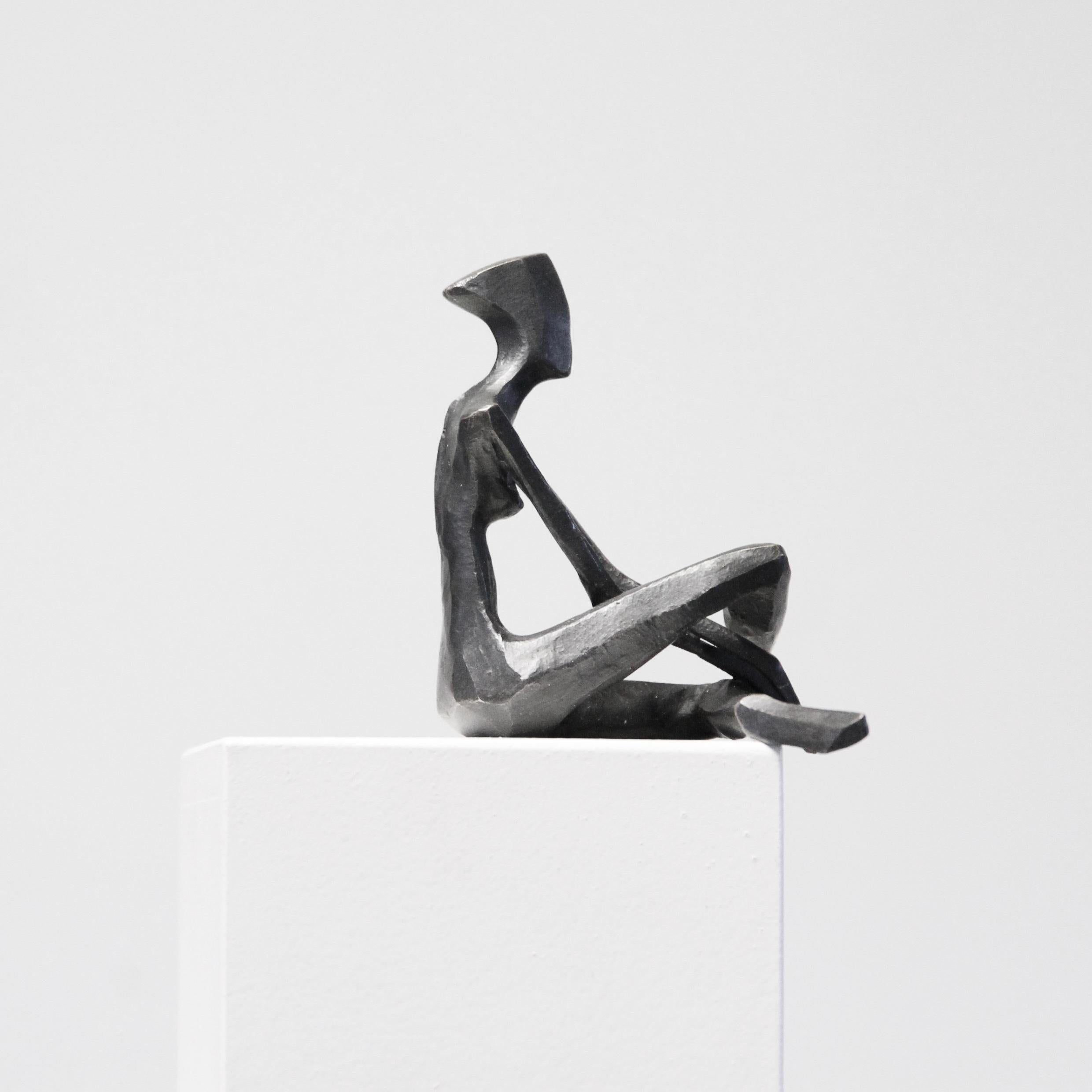 Rubin von Nando Kallweit.  Elegante figurative Skulptur. im Angebot 1