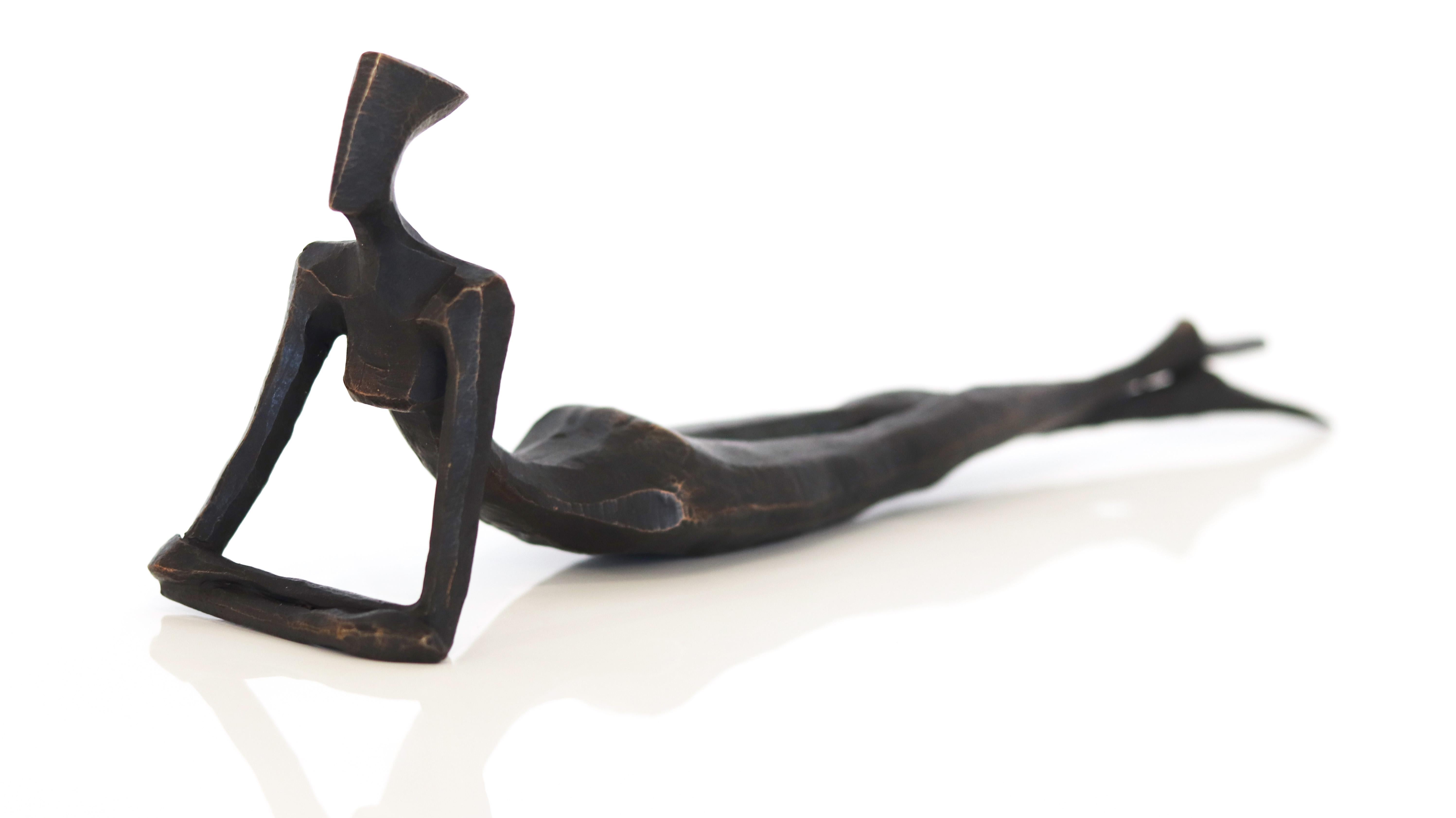Figurative Sculpture de Nando Kallweit - Seane III -  Escultura figurativa abstracta de bronce para estantería o mesa