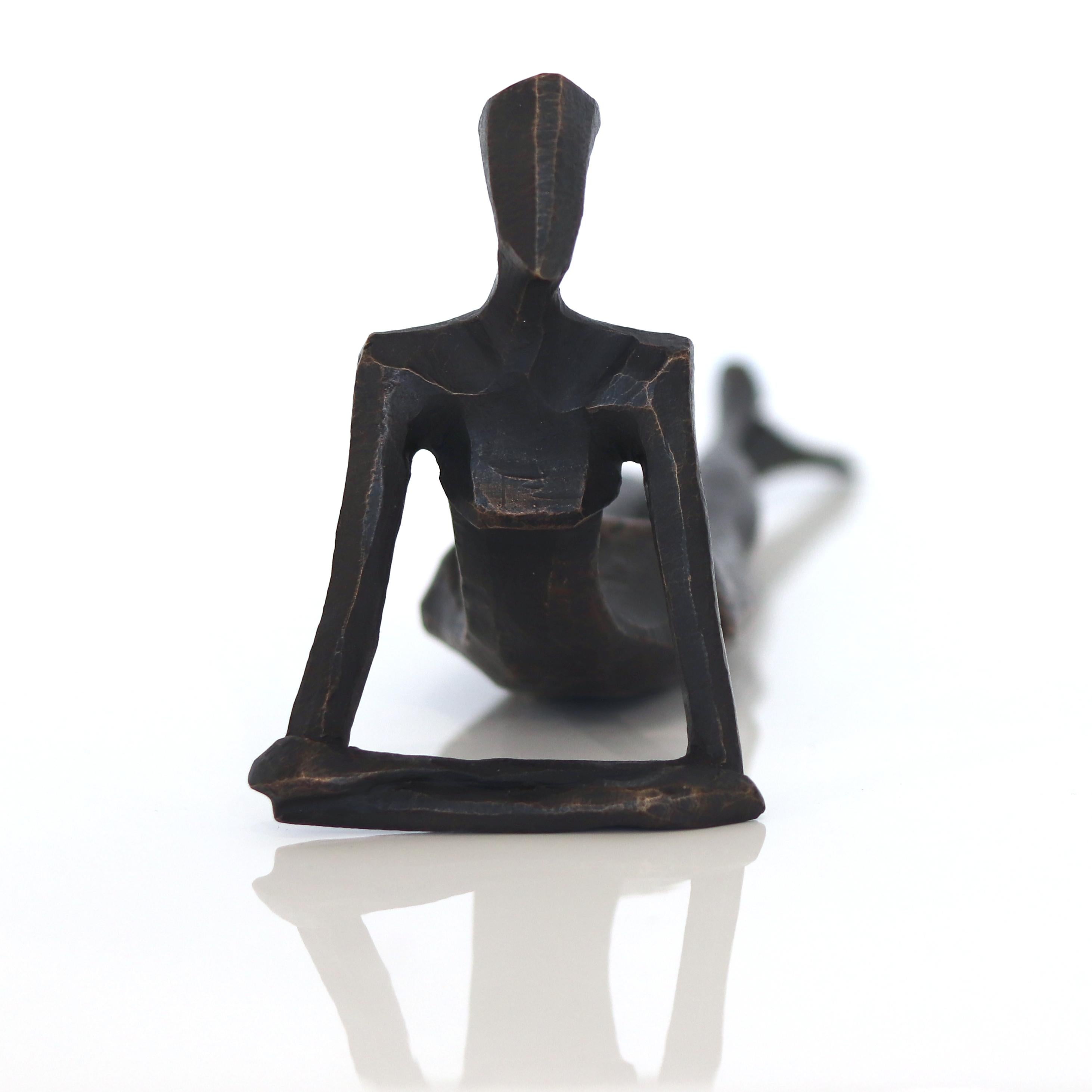 El escultor alemán Nando Kallweit produce esculturas figurativas de bronce y relieves con aguja y un grácil atractivo moderno. Kallweit se inspira en culturas aparentemente dispares: la fuerza de las antiguas esculturas egipcias, las formas