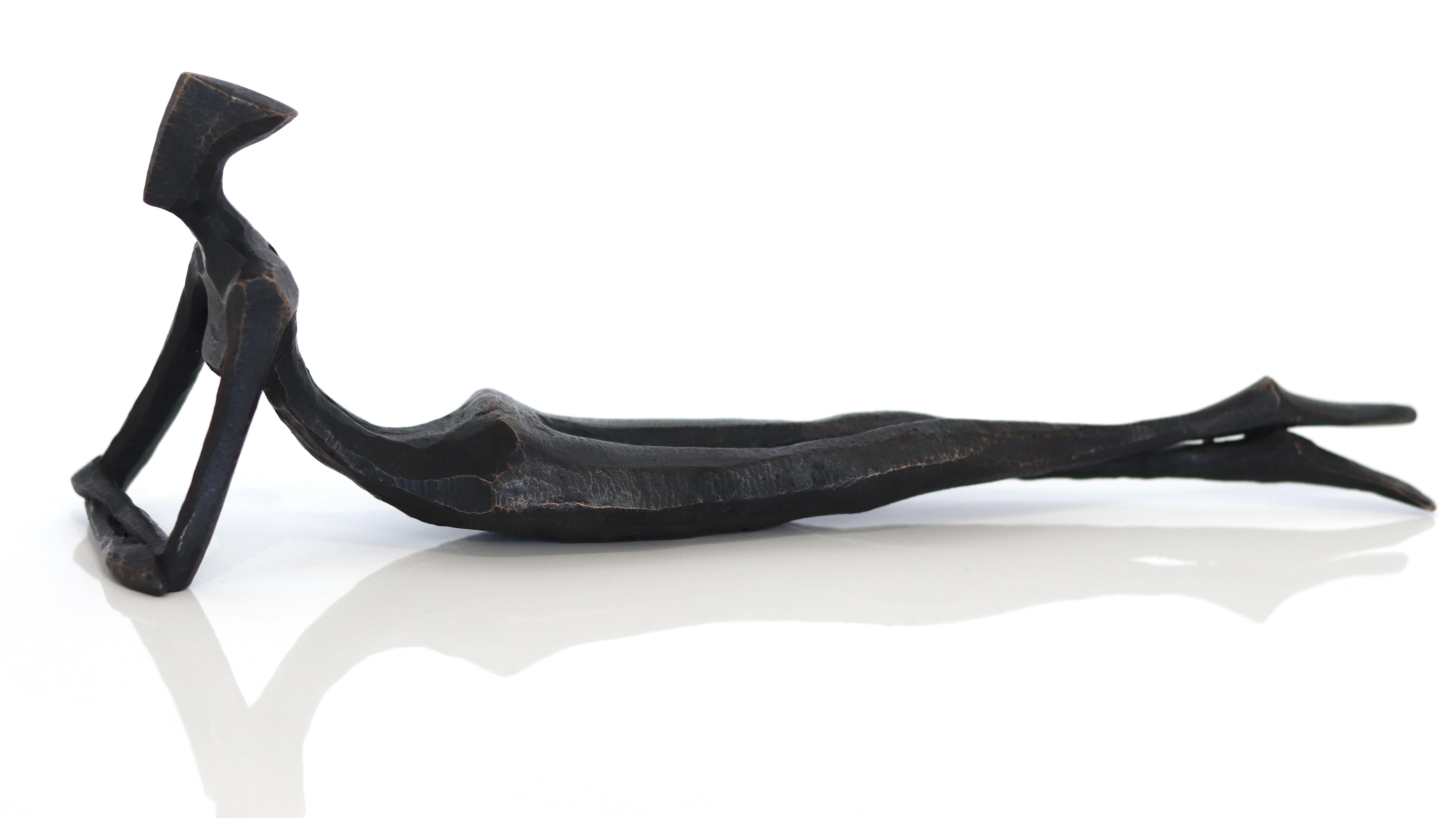 Seane III -  Escultura figurativa abstracta de bronce para estantería o mesa en venta 3