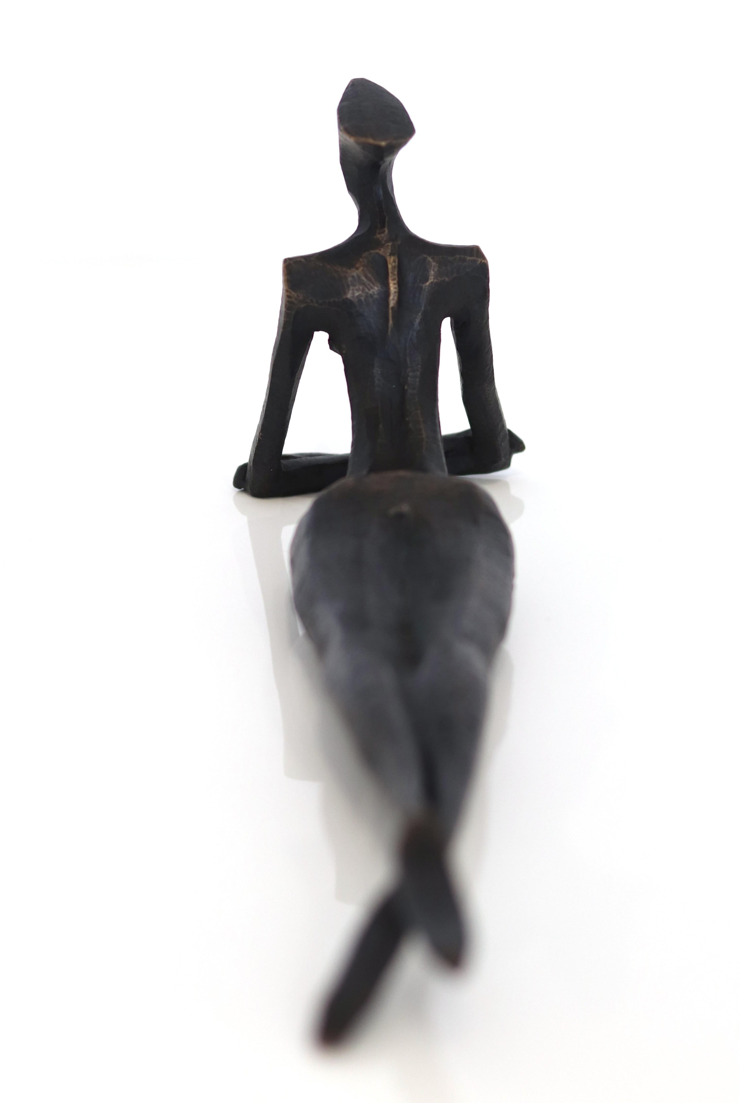 Seane III -  Escultura figurativa abstracta de bronce para estantería o mesa en venta 4