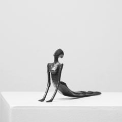 Sharon II. Por Nando Kallweit. Elegante escultura figurativa de bronce de una mujer