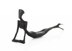 Simone - Pequeña escultura figurativa abstracta de bronce para estantería o mesa