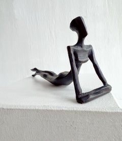 Simone. Von Nando Kallweit. Elegante figurative Bronzeskulptur einer Frau.