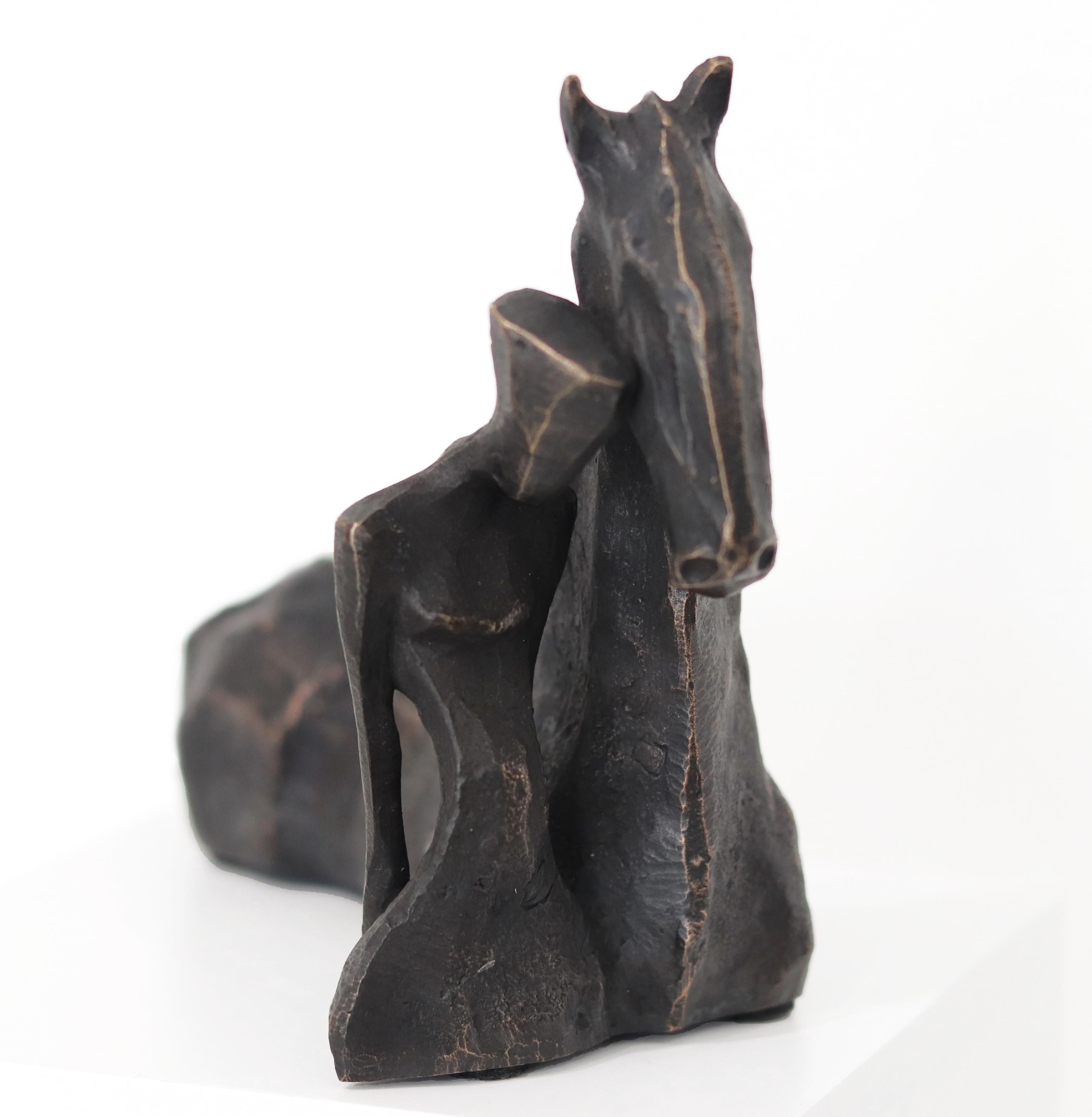 Susi Con Cavallo - Caballo y Figura Femenina Escultura Cubista Única de Bronce - Figurative Sculpture Oro de Nando Kallweit
