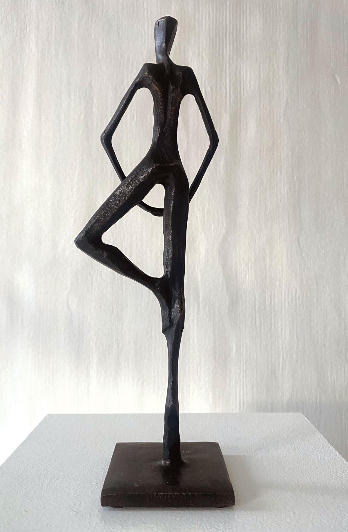 Swami II von Nando Kallweit.  Elegante figurative Skulptur. im Angebot 2