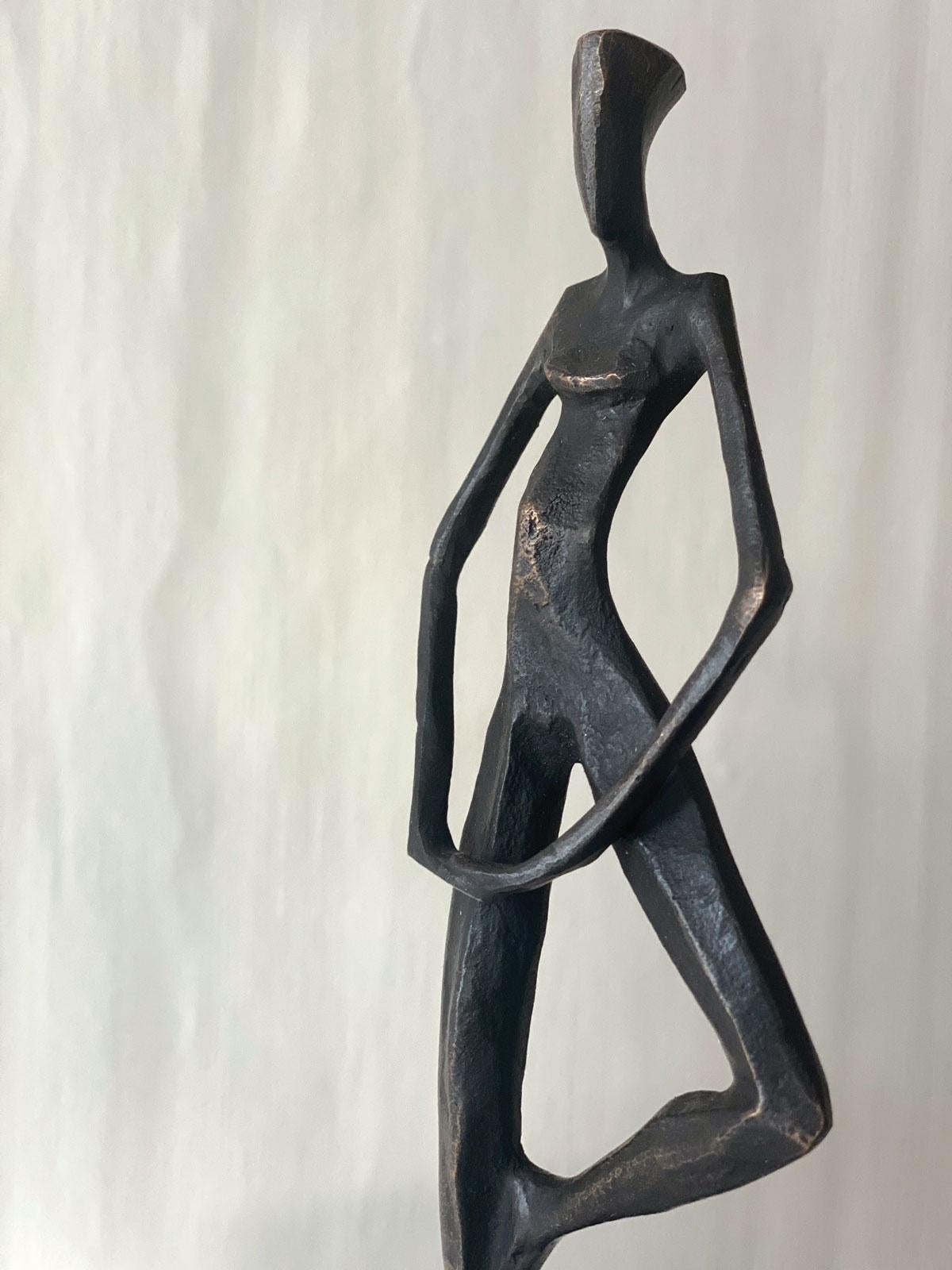 Swami II by Nando Kallweit.  Elegant figurative sculpture. For Sale 3