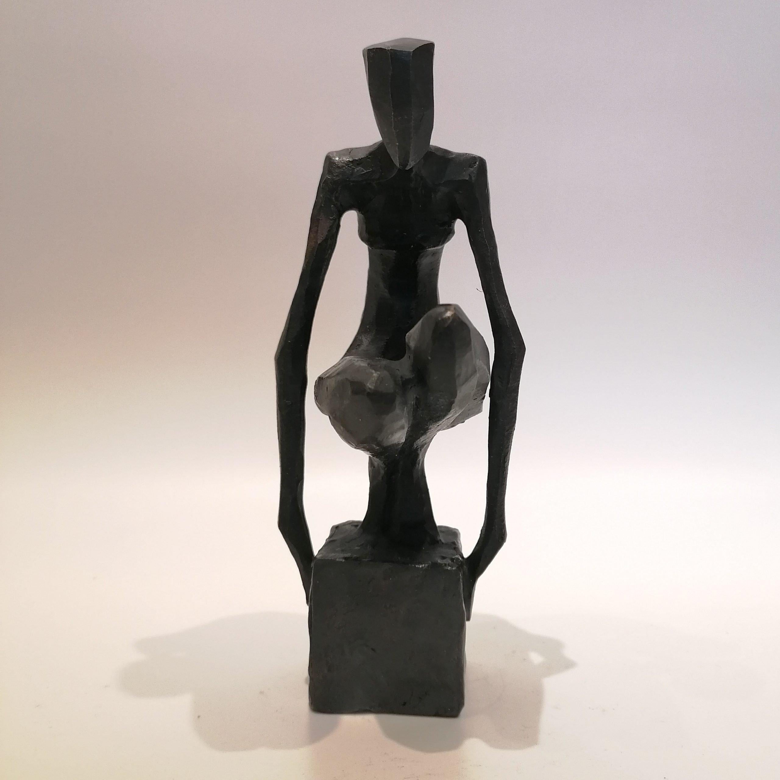 Tabea is an elegant figurative bronze sculpture by Nando Kallweit.

Modelled on modern youthful postures but with a nod to the importance of heritage through the stylised Egyptian-influenced head.

Nando handcrafts a model in wax then creates a