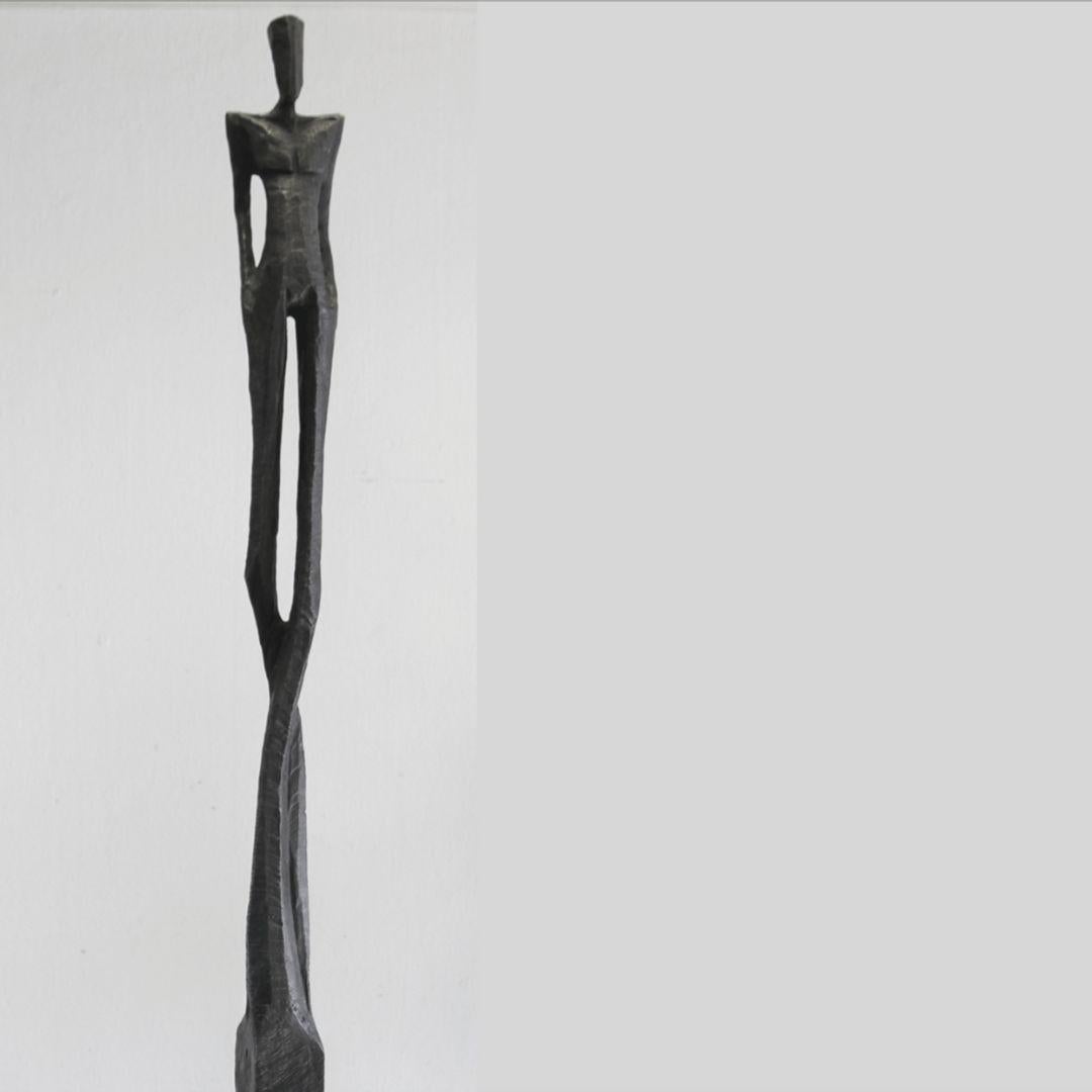 The Guardian di Nando Kallweit 167 cm Elegante scultura in bronzo di figura umana in vendita 3