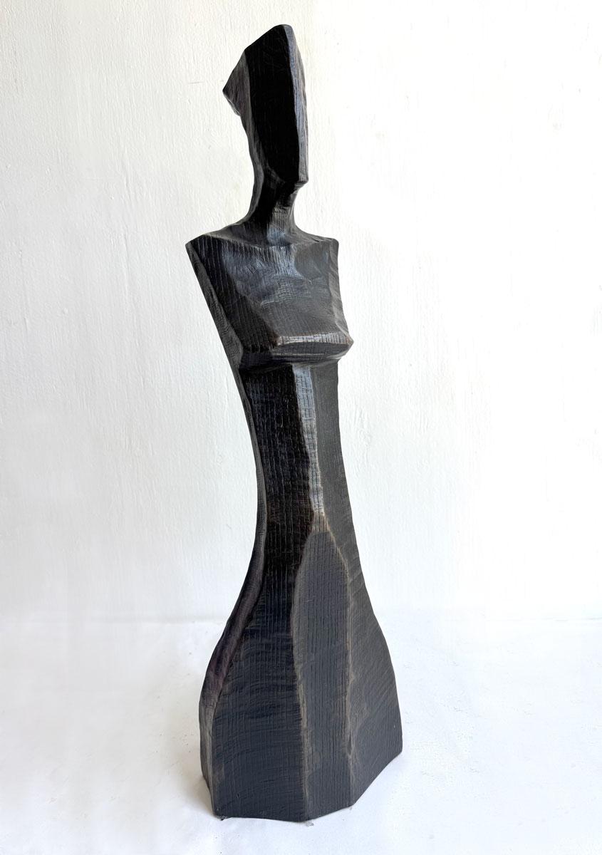 «Torso Donna II» se yergue con una postura orgullosa y ambiciosa. Los ángulos marcados se combinan con curvas elegantes en una danza fluida. 

Modelada a partir de posturas juveniles modernas, pero con un guiño a la importancia de la herencia a