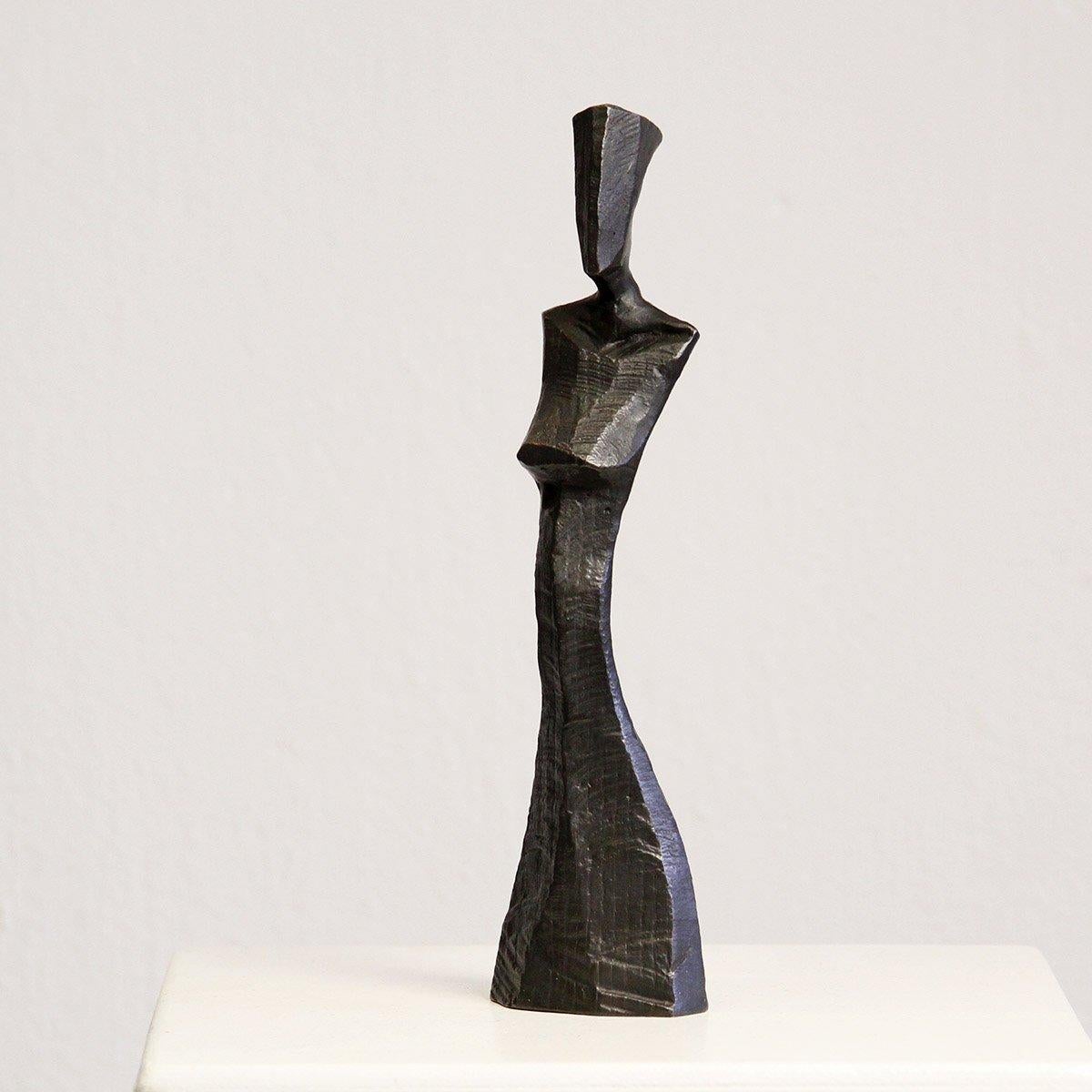 Torse de Donna par Nando Kallweit.  
Sculpture en bronze, édition de 50 exemplaires

Souvent présenté en paire avec la figure masculine - Torse d'Amici

Dimensions : 24cm x 7cm x 5cm