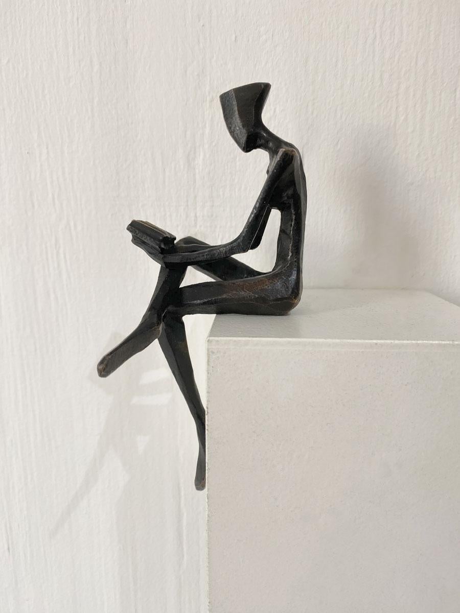 Trevor. Par Nando Kallweit. Elegante sculpture figurative en bronze représentant une femme. en vente 3