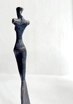 «Trisha», de Nando Kallweit. Elegante escultura figurativa de una mujer.