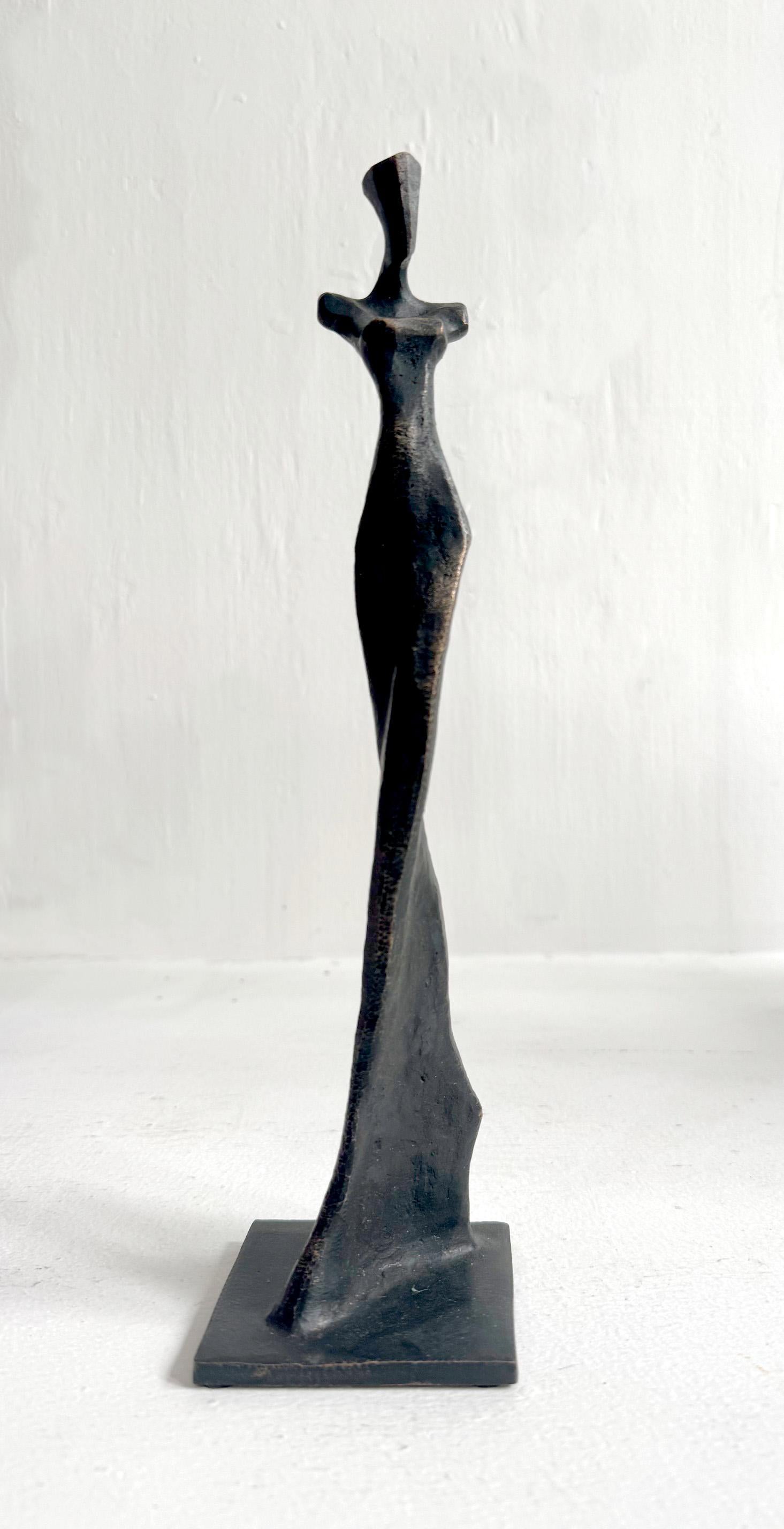 « Trisha », de Nando Kallweit. Elegante sculpture figurative d'une femme.
