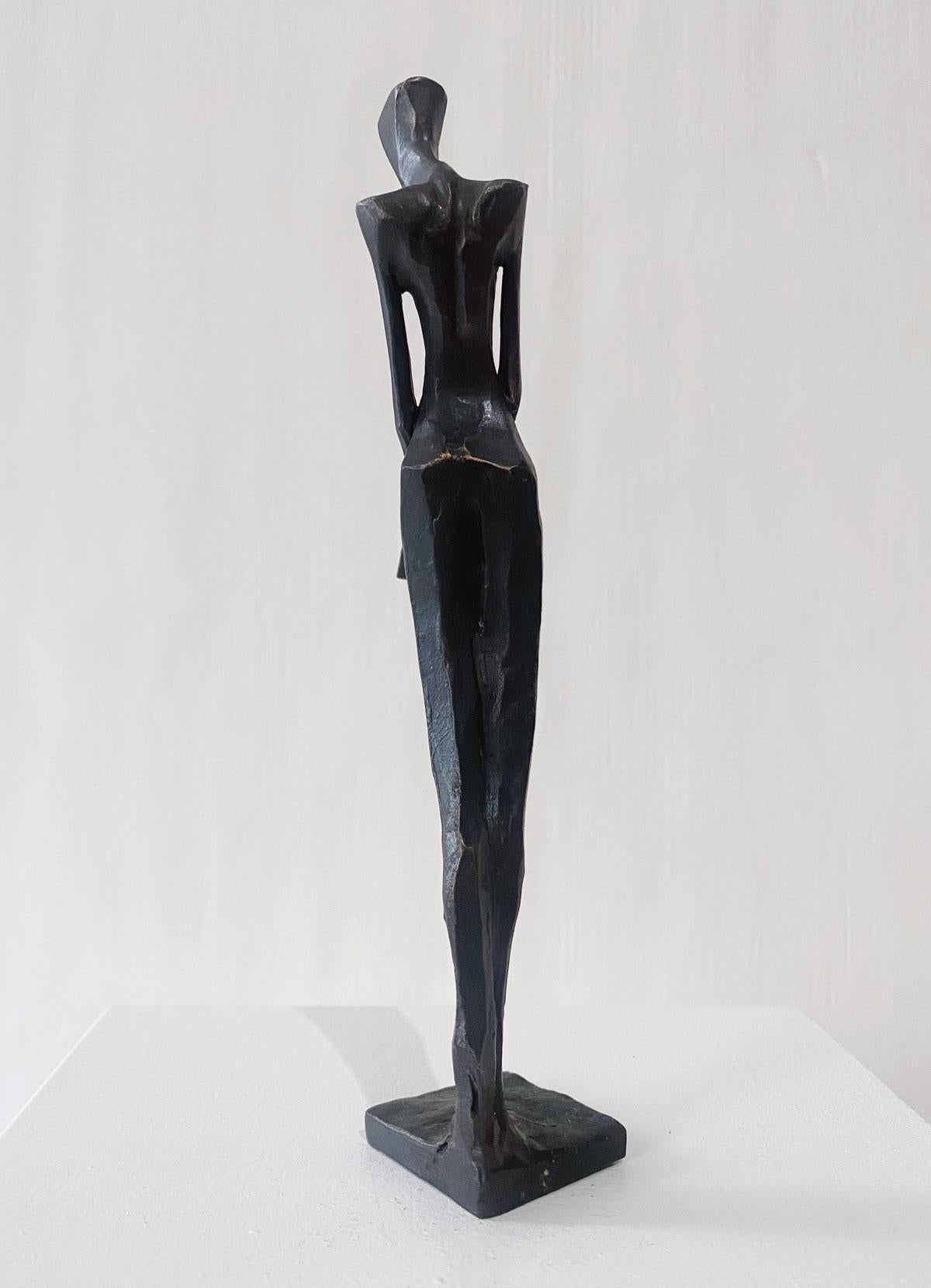 Frau mit Buch von Nando Kallweit.  Elegante figurative Skulptur. im Angebot 1
