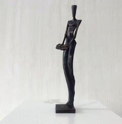 Frau mit Buch von Nando Kallweit.  Elegante figurative Skulptur.