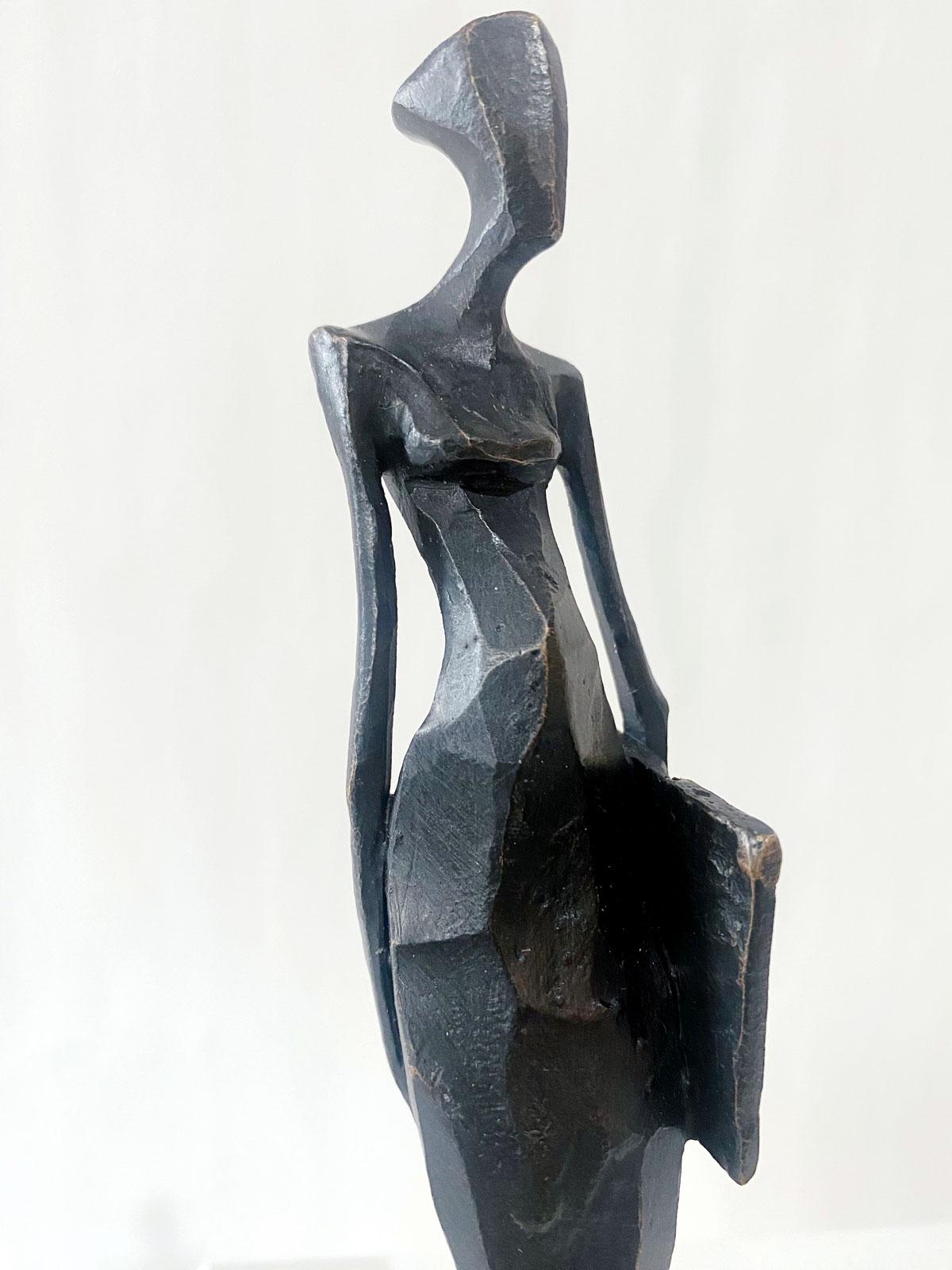 Woman with Photo by Nando Kallweit.  Elegant figurative sculpture. For Sale 1