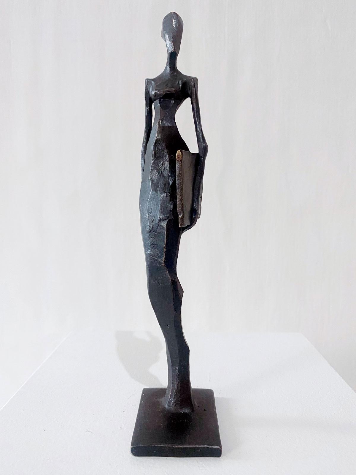 Frau mit Foto ist eine elegante figurative Bronzeskulptur von Nando Kallweit.

Der stilisierte ägyptisch angehauchte Kopf ist der modernen jugendlichen Haltung nachempfunden, verweist aber auch auf die Bedeutung des Erbes. Ein schönes Stück für sich