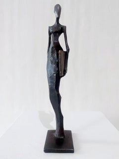 Femme avec photo de Nando Kallweit.  Sculpture figurative élégante.