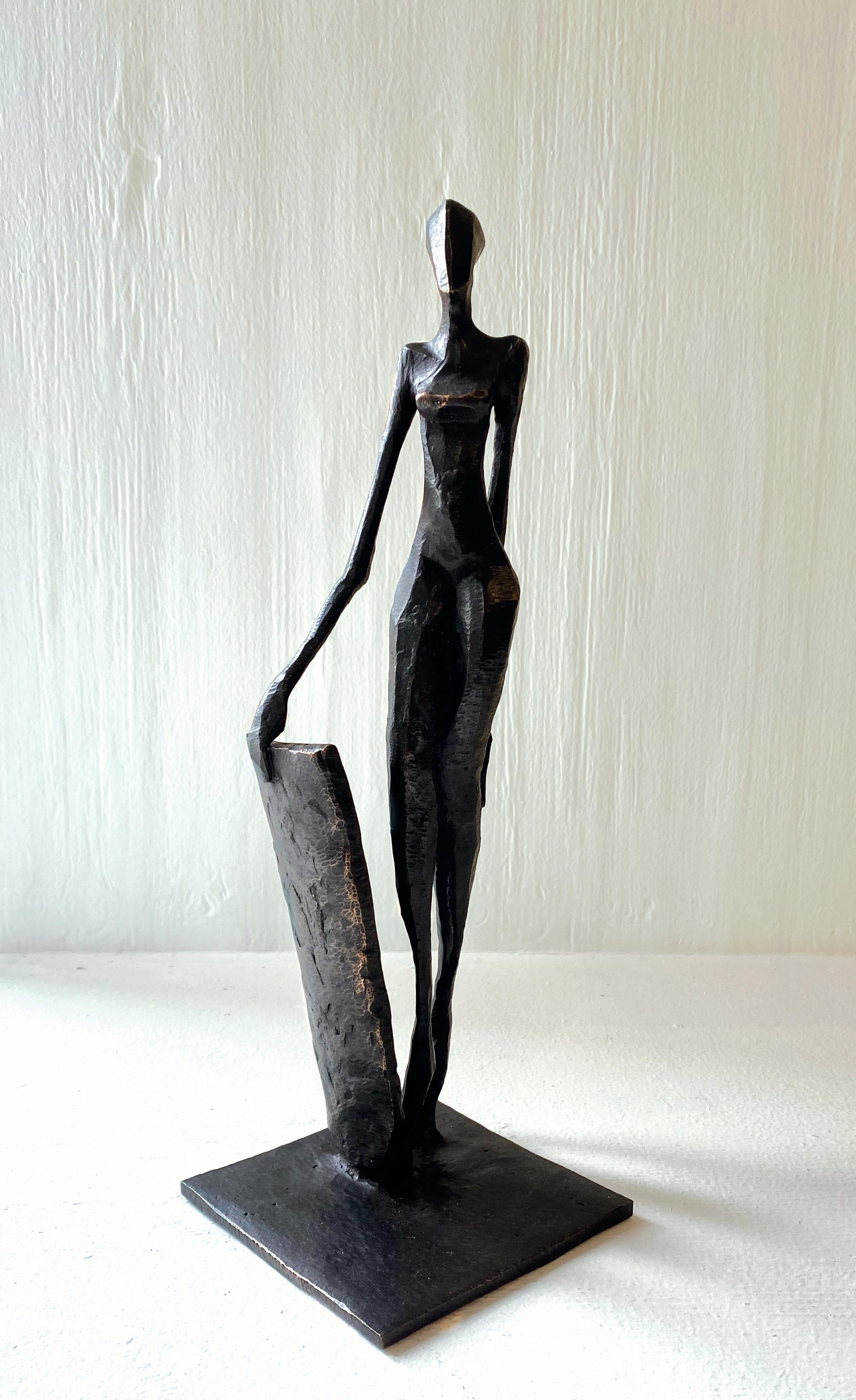 Yara is an elegant figurative bronze sculpture by Nando Kallweit.

Modelled on modern youthful postures but with a nod to the importance of heritage through the stylised Egyptian-influenced head. A lovely piece on its own or with a group of