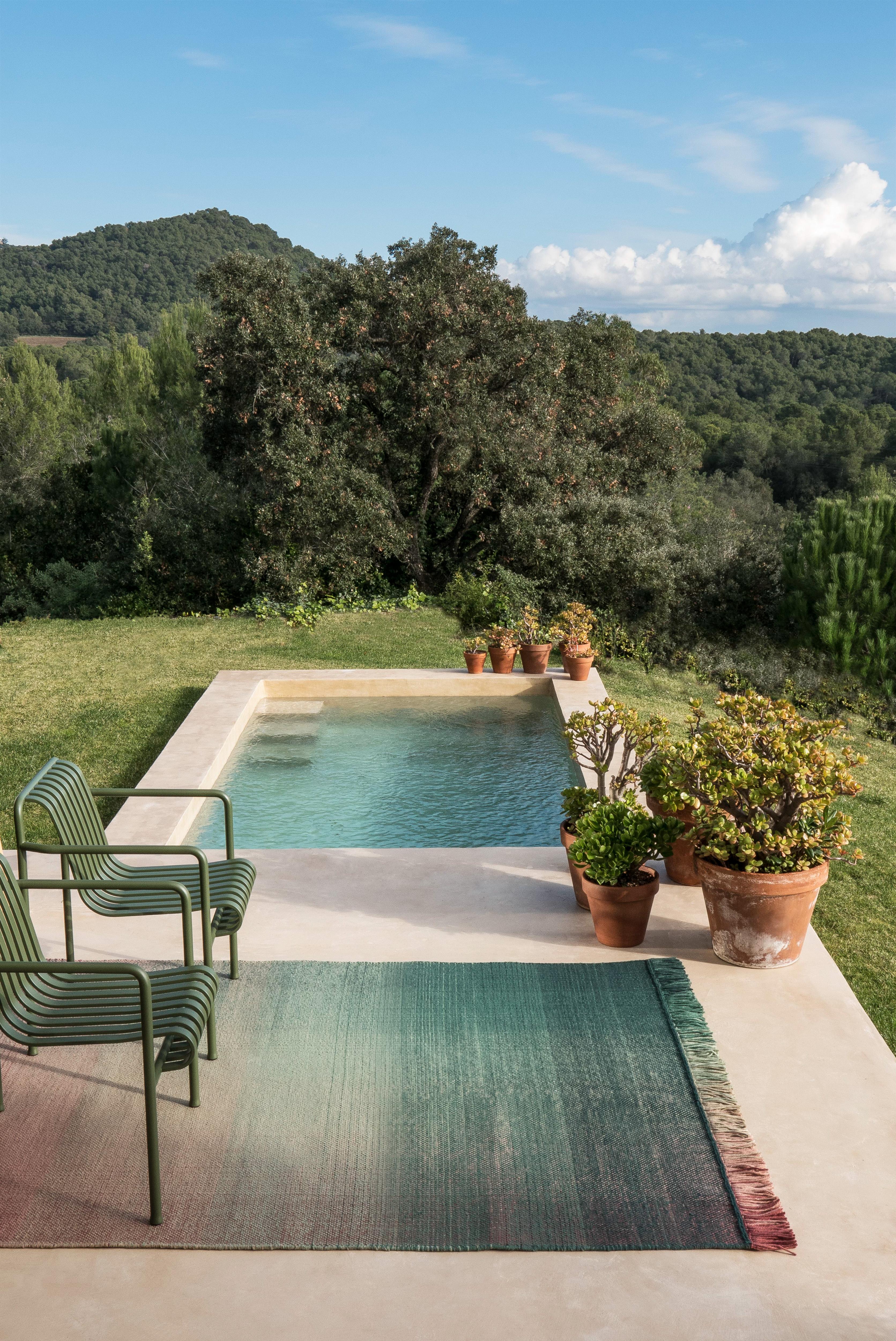 Within the new nanimarquina outdoor concept, some of the brand’s most successful collections are represented such as shade. As in the original collection, this outdoor version keeps its exquisite simplicity reflecting a complex technical process to