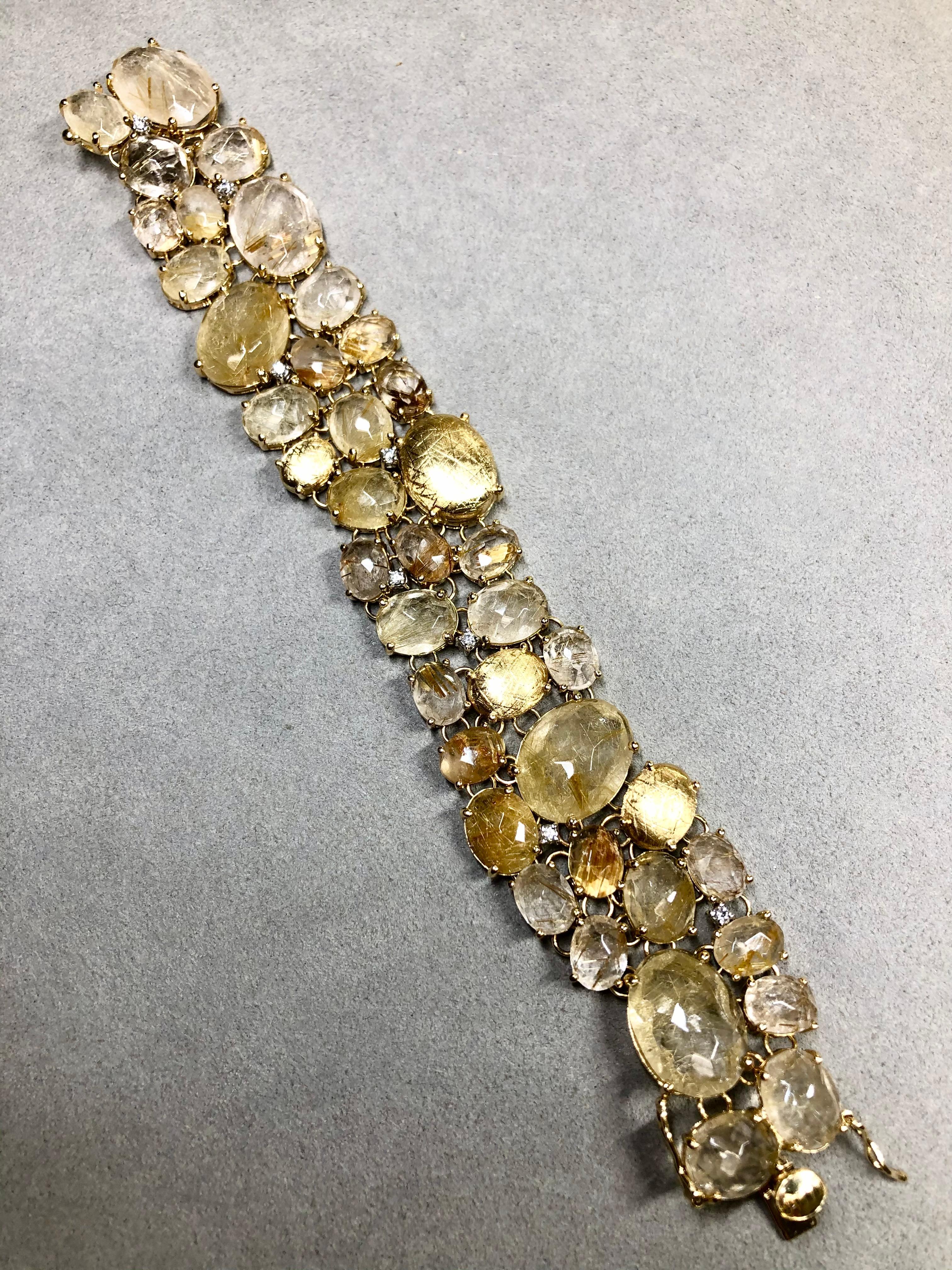 Un braccialetto di ottima fattura realizzato dall'azienda italiana Nanis. È realizzato in oro giallo 18K e incastonato con 96,25ctw di quarzo rutilato naturale e .18ctw di diamanti G-H Vs1-2 (i pesi sono stati ricavati dal sito web della
