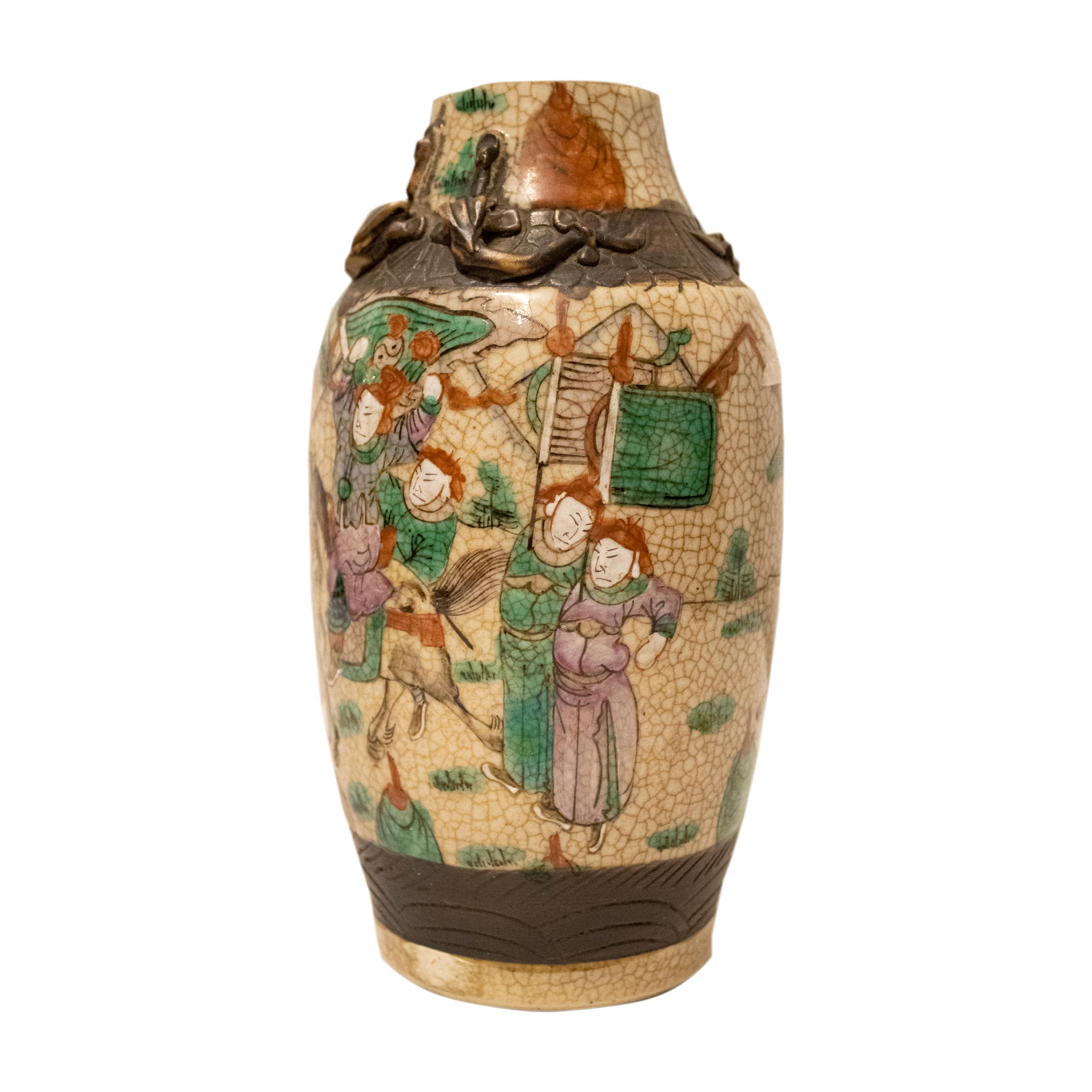 Vaso cinese NANKIN. Realizzato in porcellana policroma e smaltata con scene di battaglia samurai a rotazione. I bordi sono decorati con draghi orientali. Periodo: fine del XIX secolo, periodo Manciù.