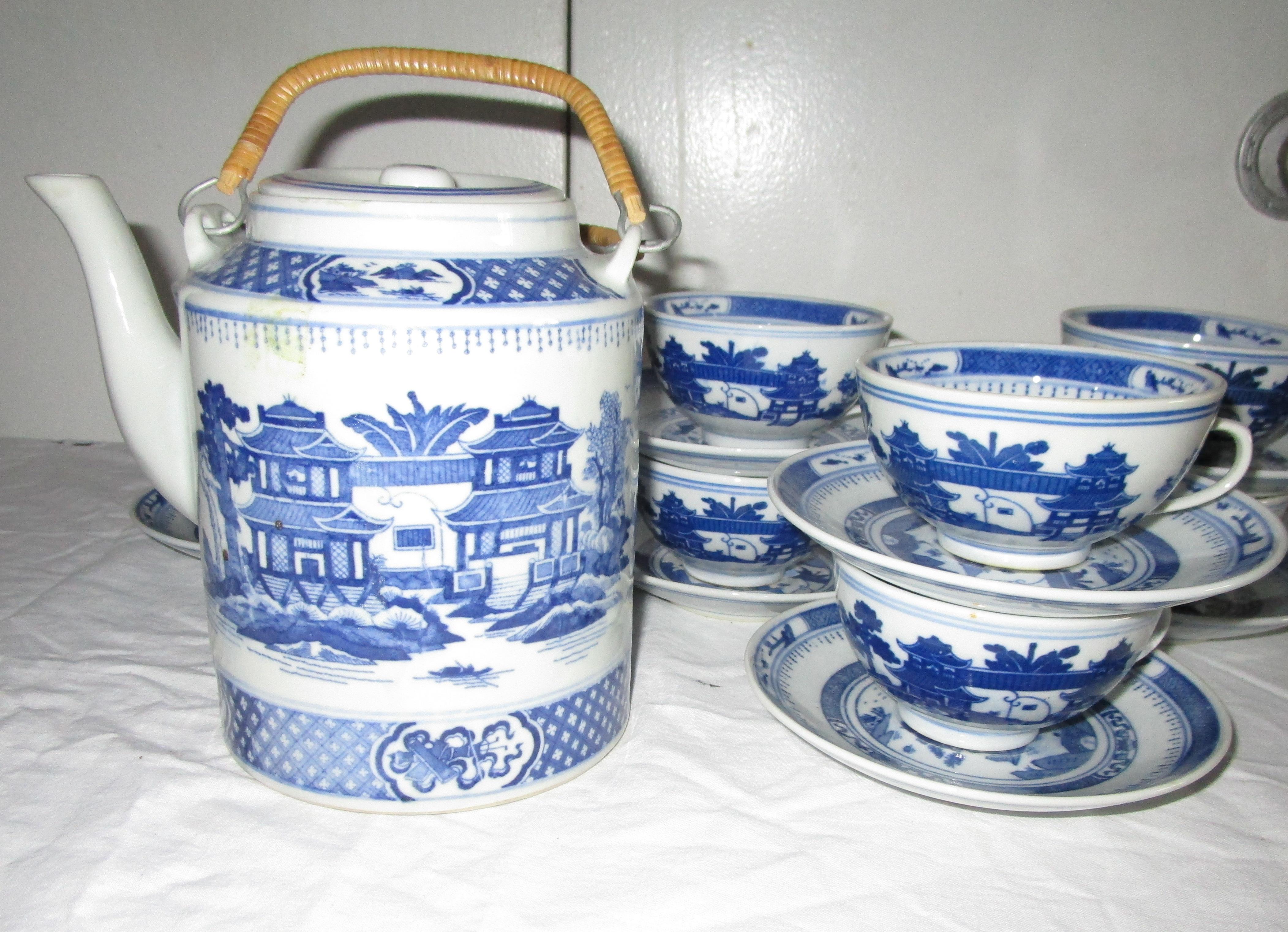 Nanking Blue and White Porcelain Vintage 23 Piece Tea and Meal Service In Good Condition For Sale In Lomita, CA