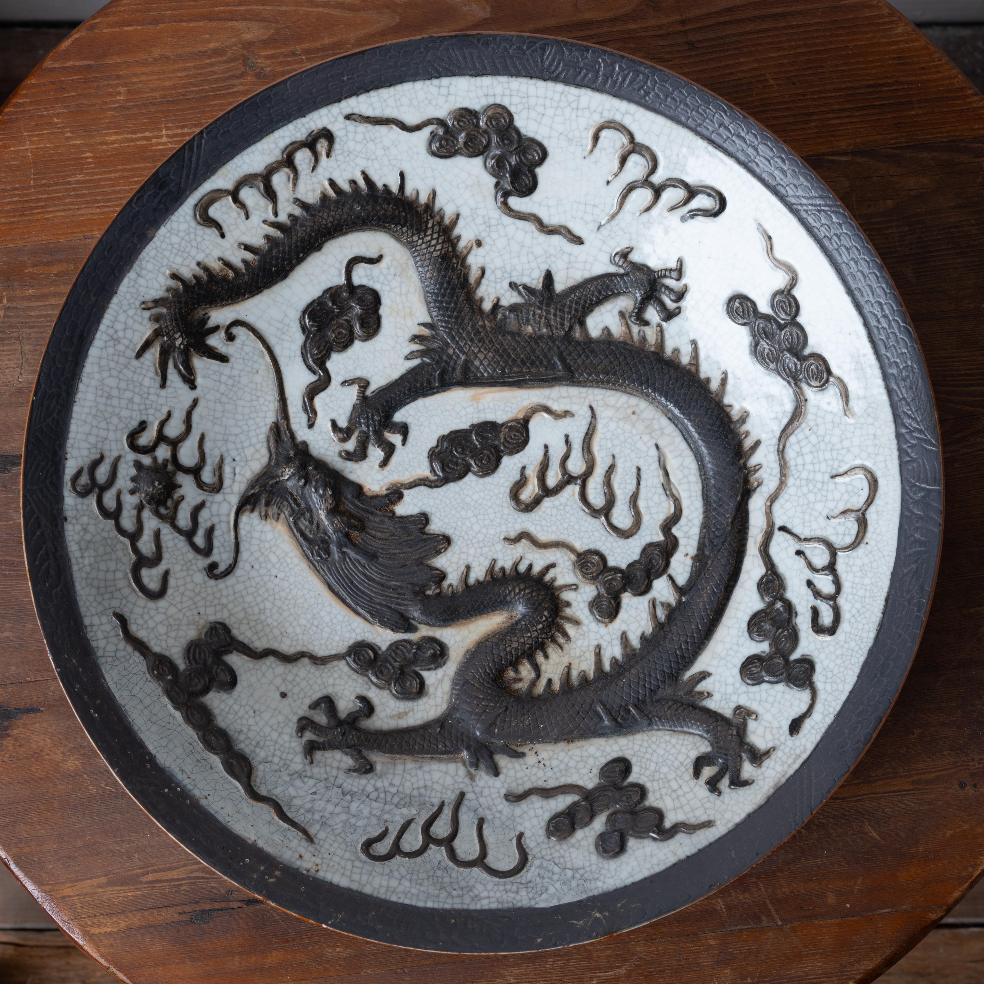 Assiette de présentation dragon émaillée craquelée de Nanking, 19ème siècle Bon état - En vente à Savannah, GA