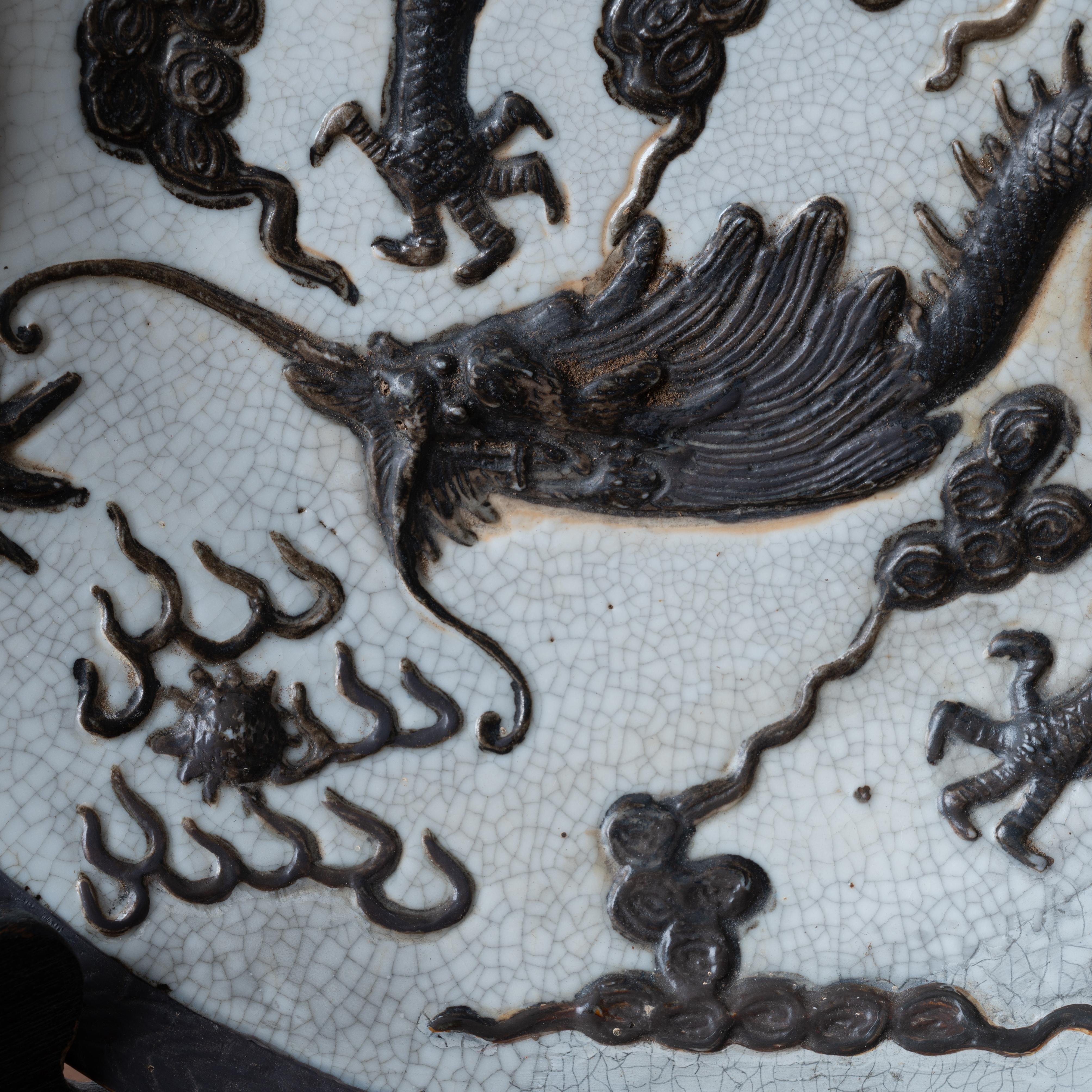 Assiette de présentation dragon émaillée craquelée de Nanking, 19ème siècle en vente 1