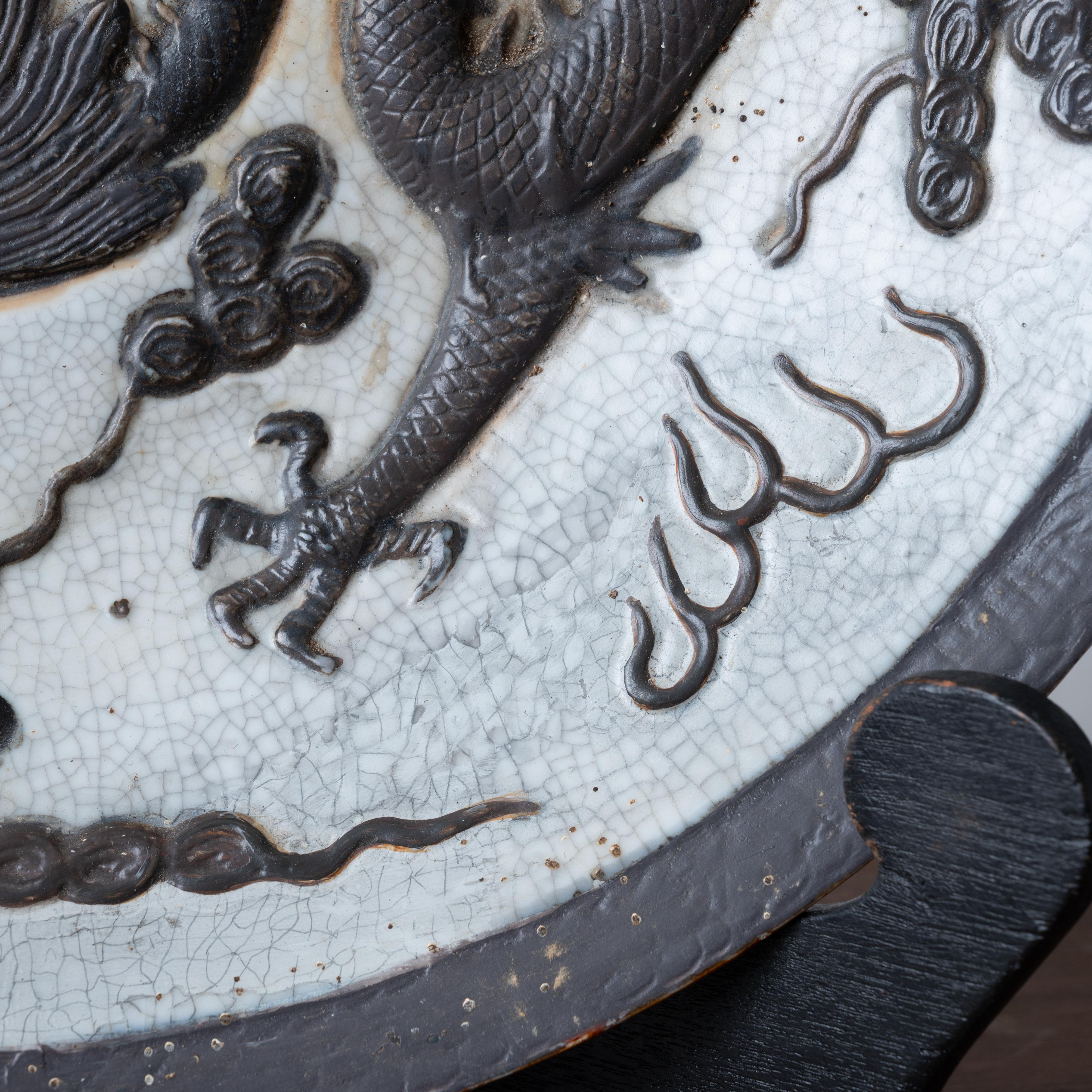 Assiette de présentation dragon émaillée craquelée de Nanking, 19ème siècle en vente 2