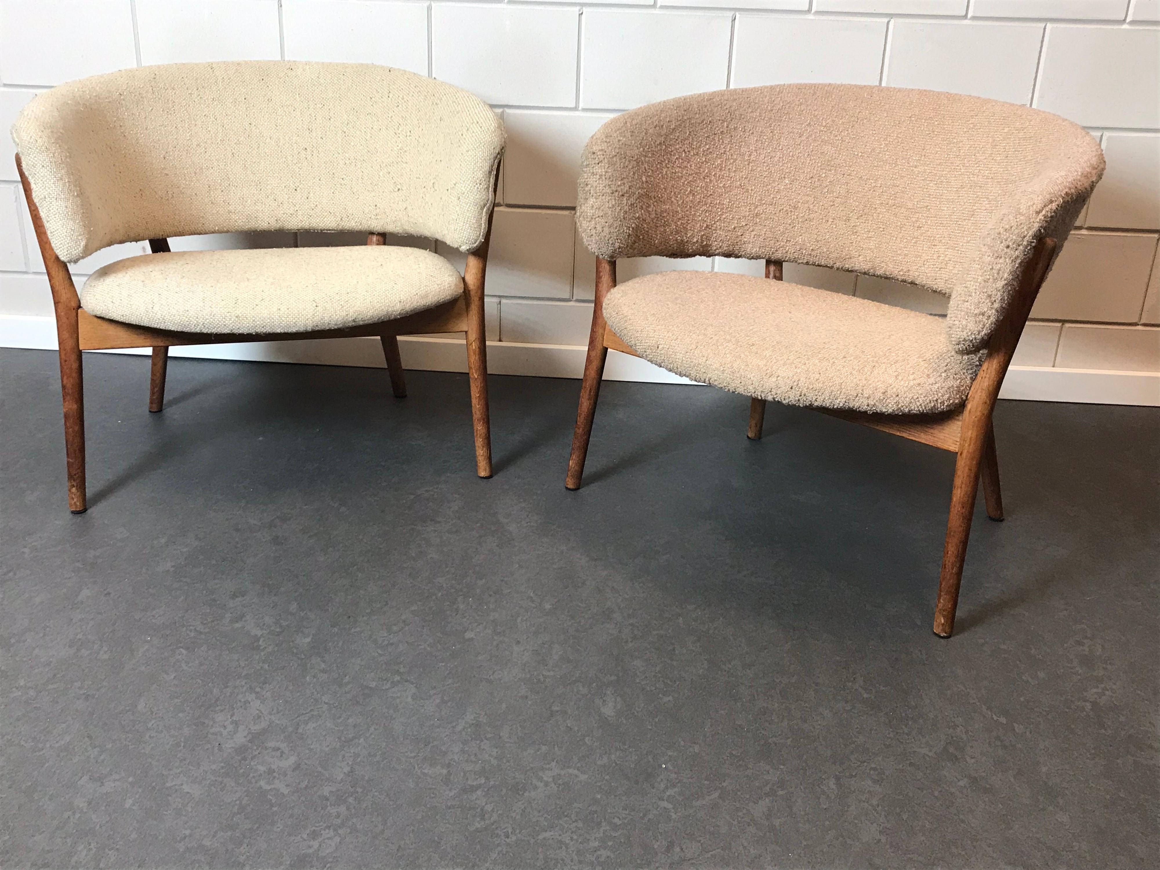 Une paire de chaises longues Nana Ditzel. Nana Ditzel était une designer danoise (1923-2005).
Deux jolis fauteuils scandinaves produits pour Willadsen et conçus en 1952.
Ces chaises de salon modernes sont exécutées en chêne avec un revêtement en