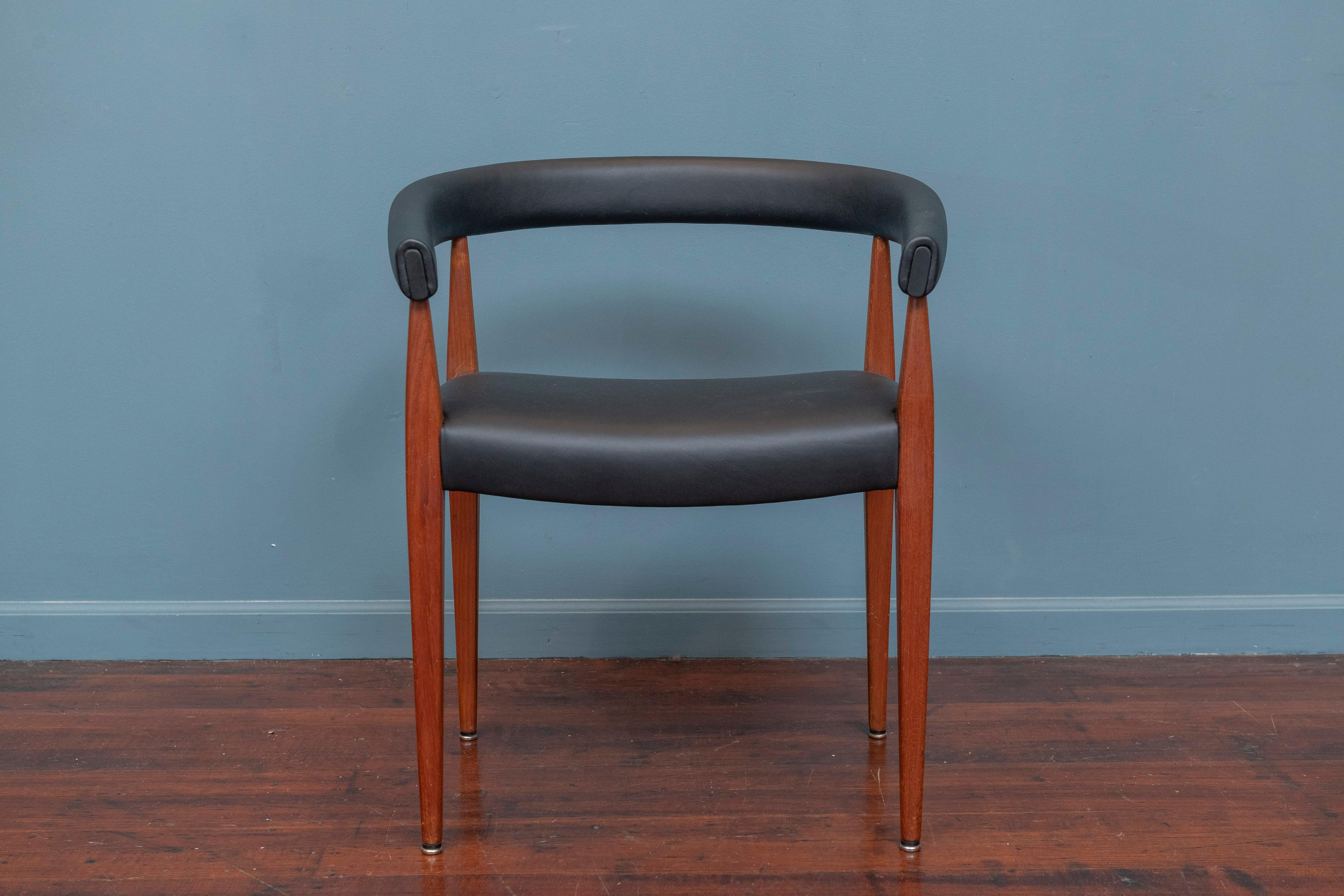 Seltener und skulpturaler Design-Sessel, entworfen von Nanna Ditzel, Modell #114 für Kolds Savvaerk, Dänemark. Teakholzrahmen in sehr gutem Originalzustand mit neuer schwarzer Lederpolsterung, bereit, genossen zu werden.