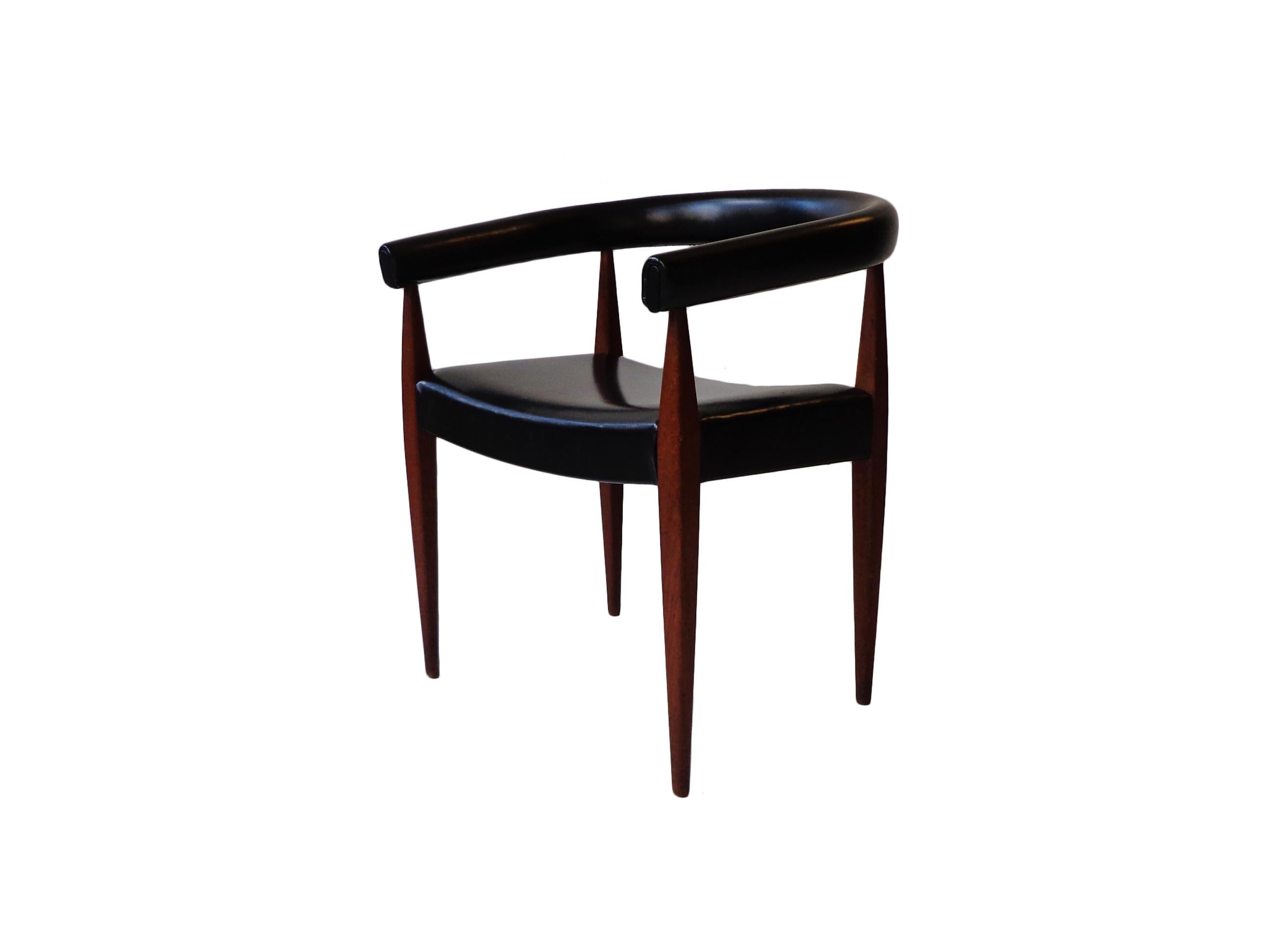 Seltener Sessel oder Schreibtischstuhl, Modell 114, entworfen von Nanna Ditzel. 

Toller Vintage-Zustand und das Teakholz hat eine wirklich schöne Maserung. Skandinavisches modernes Design von einem der besten Designer Dänemarks.

Nanna Ditzel