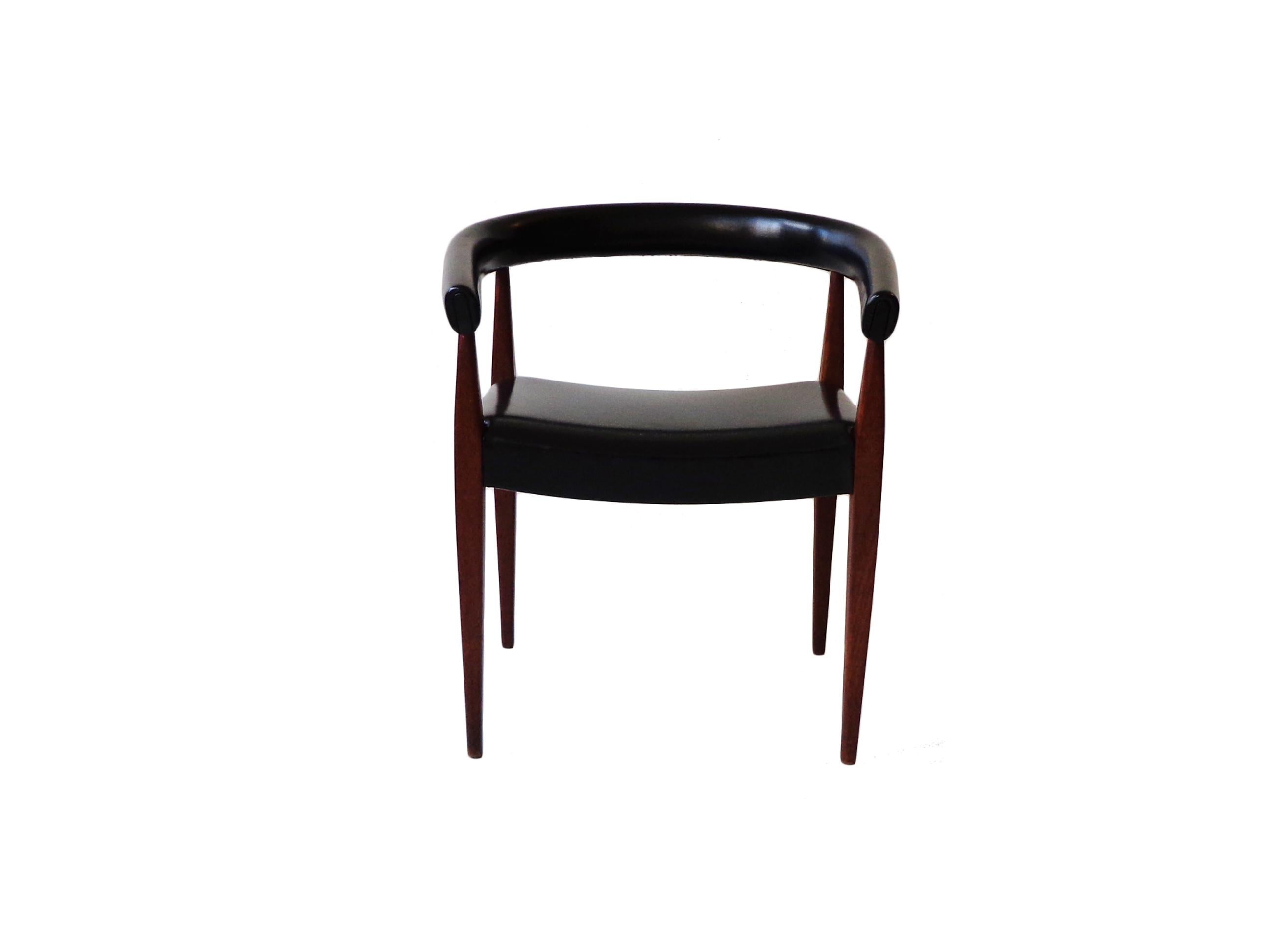 Scandinave moderne Fauteuil ou chaise de bureau Nanna Ditzel en teck et similicuir noir Danemark en vente