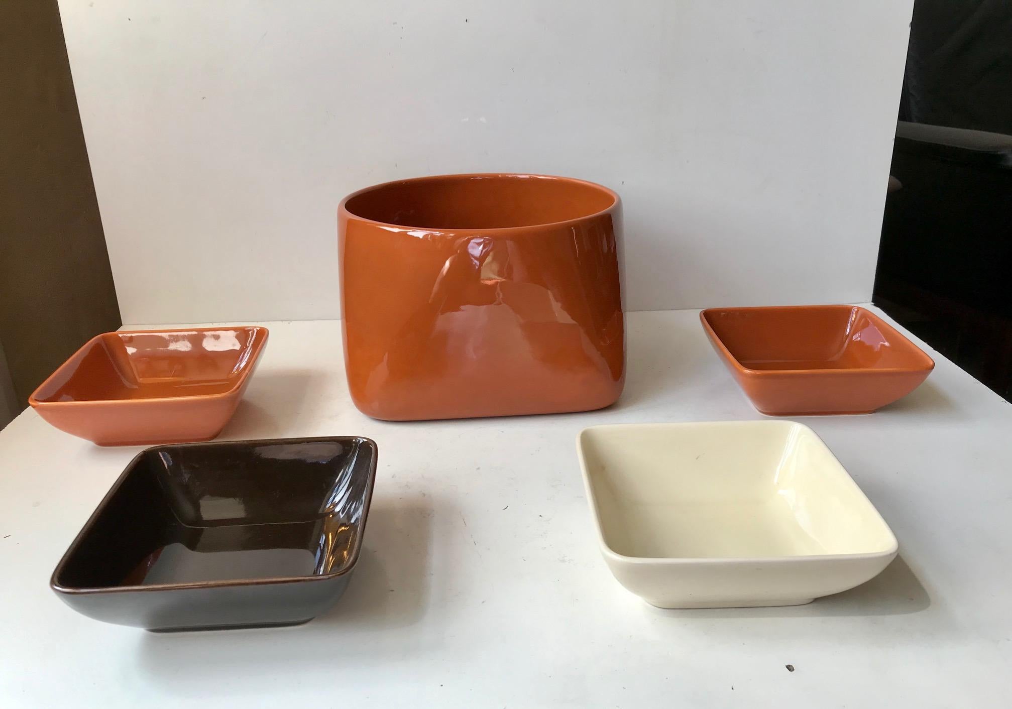 Salatschale und Teller aus Keramik von Nanna Ditzel für Sholm, 1970er Jahre (Dänisch) im Angebot