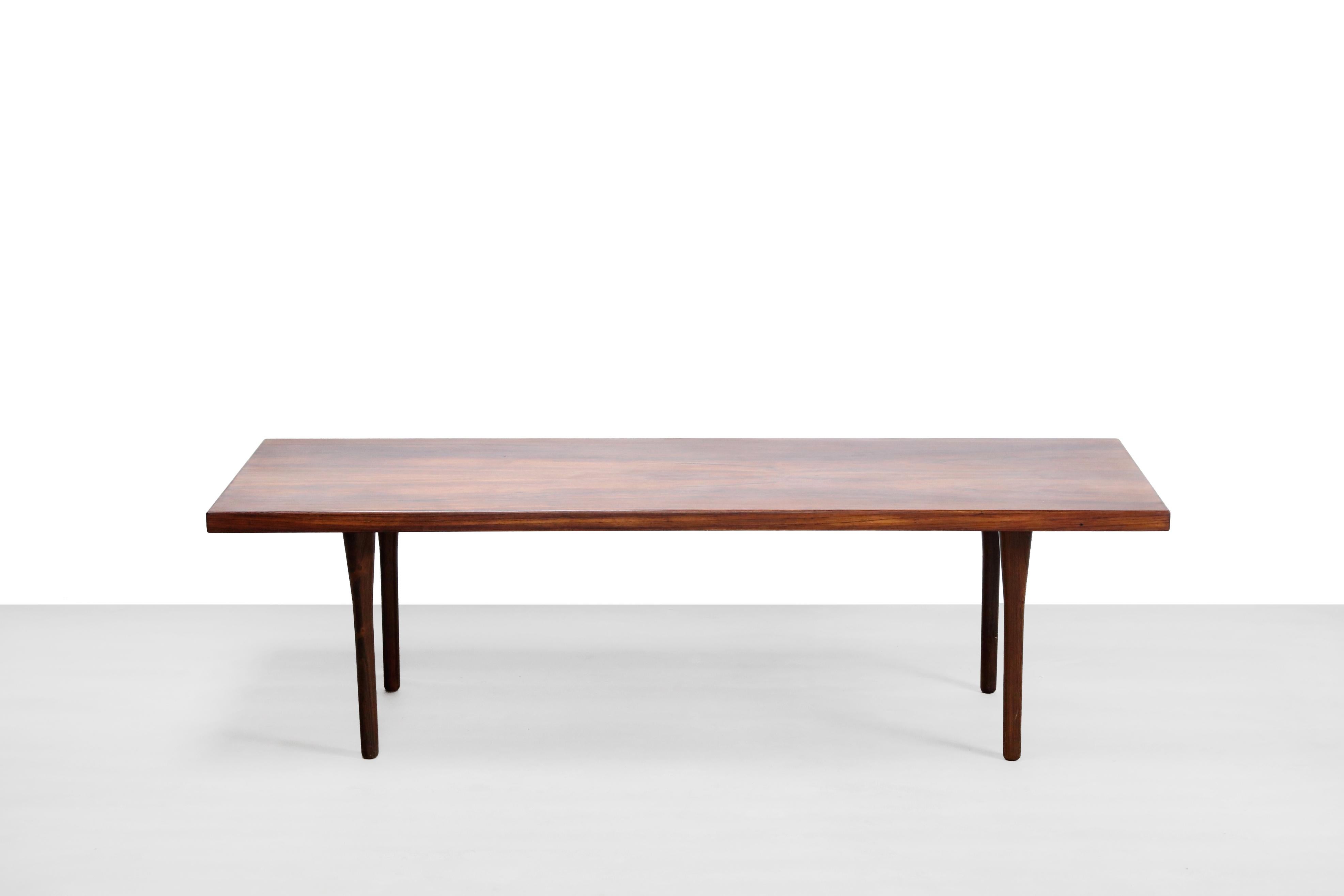 Belle table basse conçue par Nanna Ditzel et produite par Søren Wiladsen dans les années 1960 au Danemark. On ne rencontre pas souvent cette table basse. La table basse mesure 50 cm de haut, 170 cm de long et 60 cm de profondeur. La table est