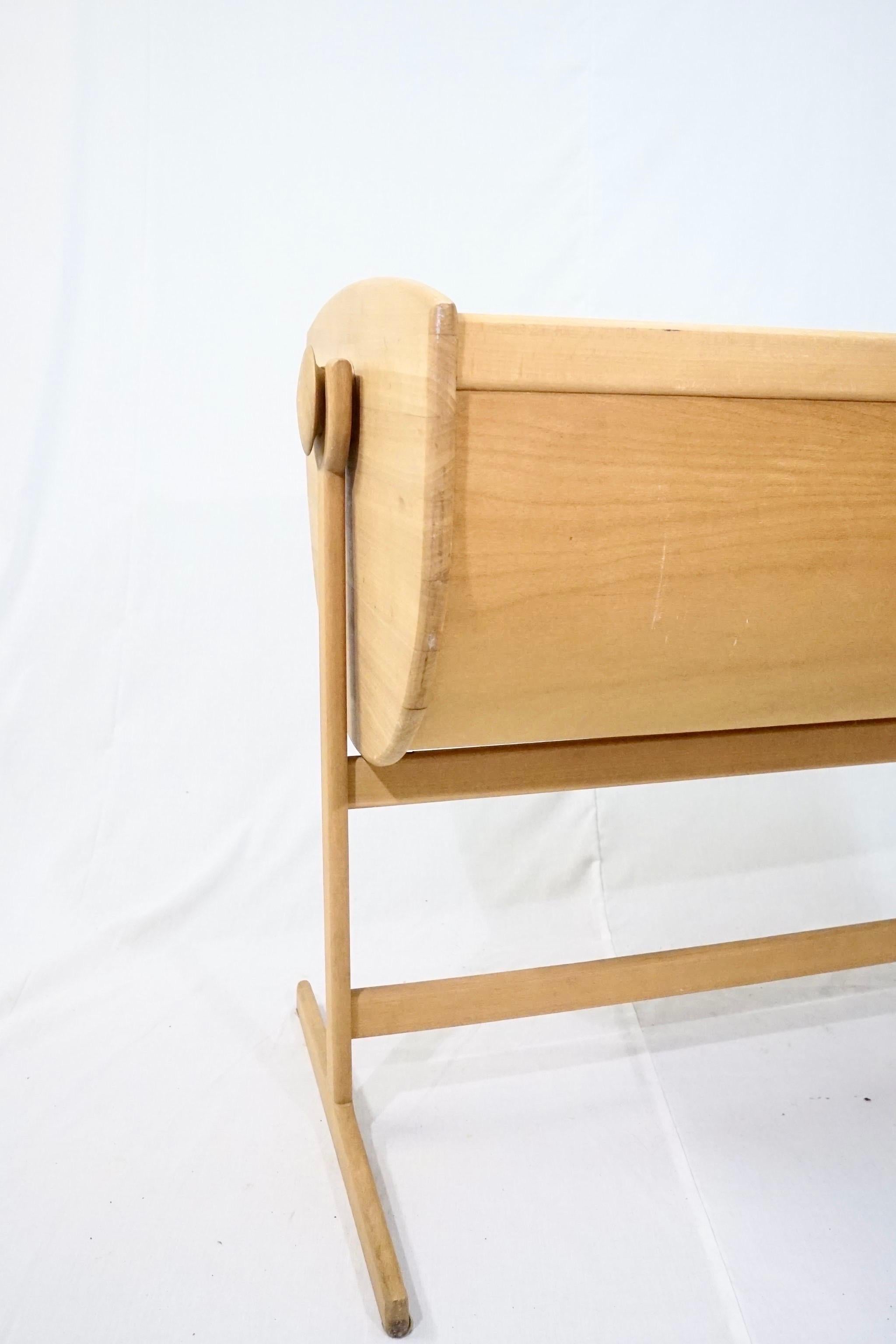 Nanna Ditzel cradle model Lulu in patinaed beech wood, the cradle is manufactured by Kold Savværk. This cradle is named after one of Nanna Ditzel’s daughter’s Lulu.