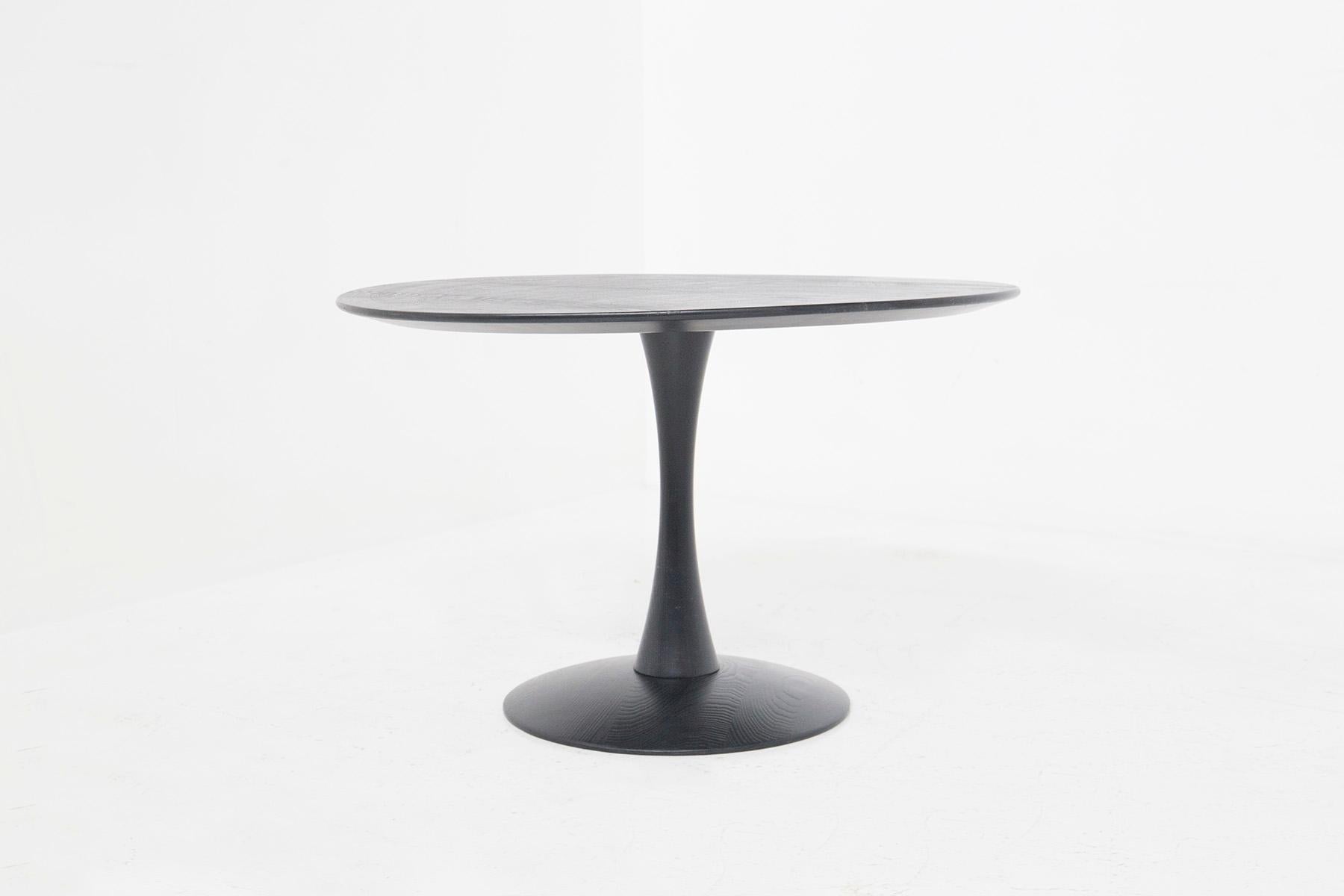 Beautiful vintage Danish coffee table designed in the 1960s by Nanna Ditzel.
Its structure is composed of purely circular elements, clean and essential elements that characterize the typical style of the Danish designer. 
The table is made