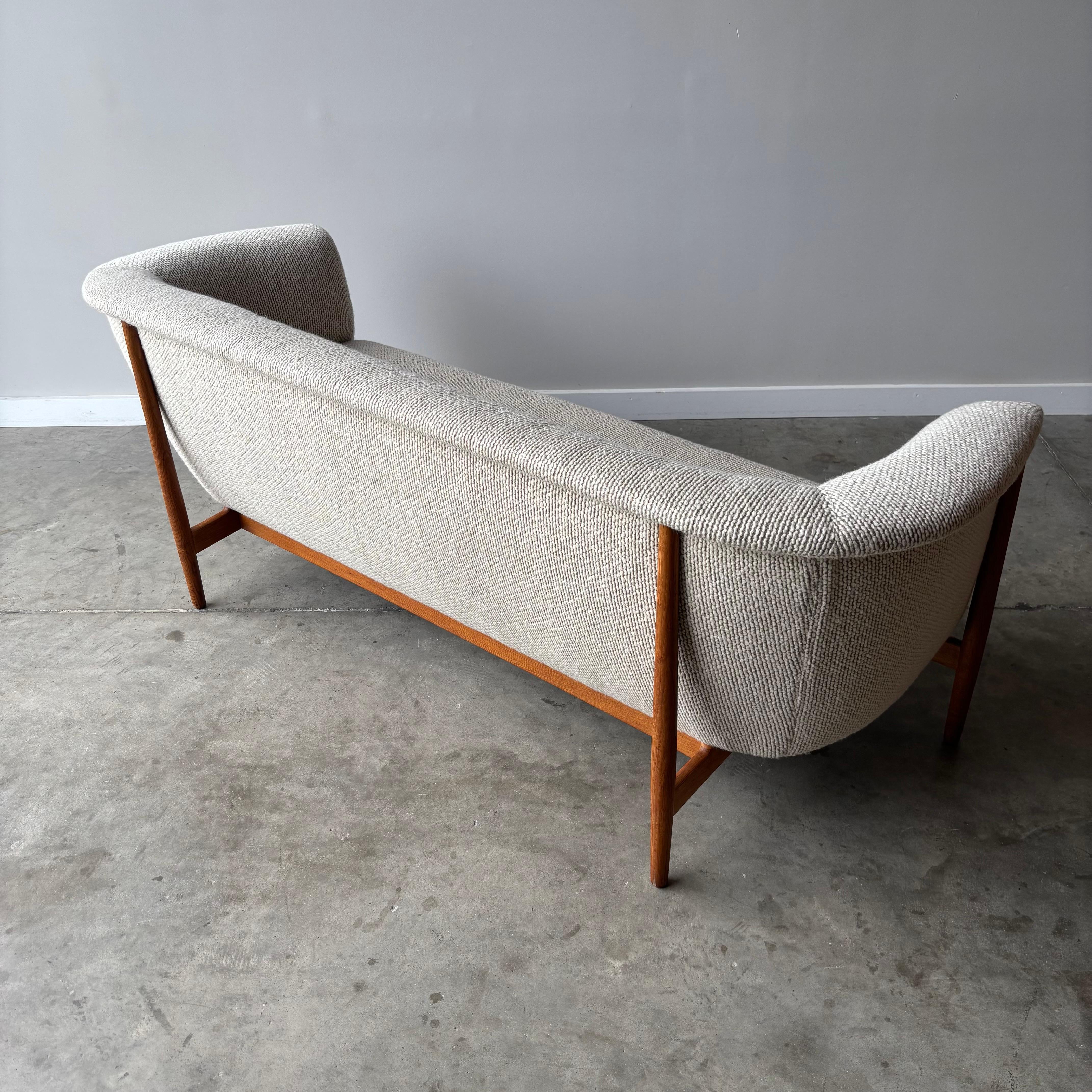 
Cet exquis canapé moderne danois représente la vision pionnière de Nanna Ditzel, l'une des plus célèbres créatrices de meubles du Danemark, et a été fabriqué de manière experte par l'atelier renommé Soren Willadsen au cours de la décennie