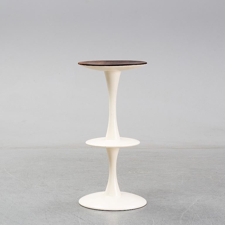Conçu par la célèbre Nanna Ditzel (1923-2005) en 1963, avec du bois partiellement laqué. Conçue et produite en 1963. Bois massif de wengé partiellement laqué blanc.
Fabricants de meubles de marque Contrôle danois. Dimensions : Hauteur 80 cm.
 