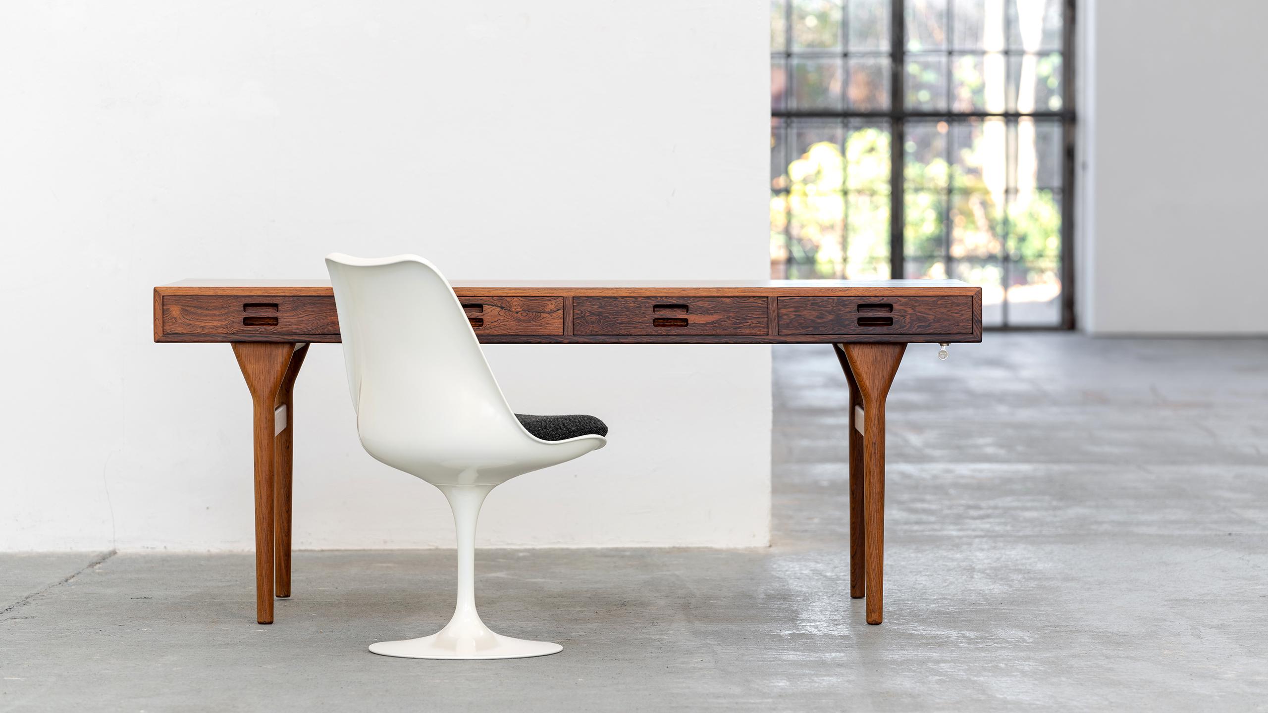 Dieser elegante Entwurf von Nanna & Jørgen Ditzel by Søren Willadsen dient als Schreibtisch, Schreibtisch, Bibliothekstisch, 
oder auch ein Konsolentisch in einem großen Raum. 

Die sparsame, minimale Form ist aus jedem Blickwinkel reizvoll.