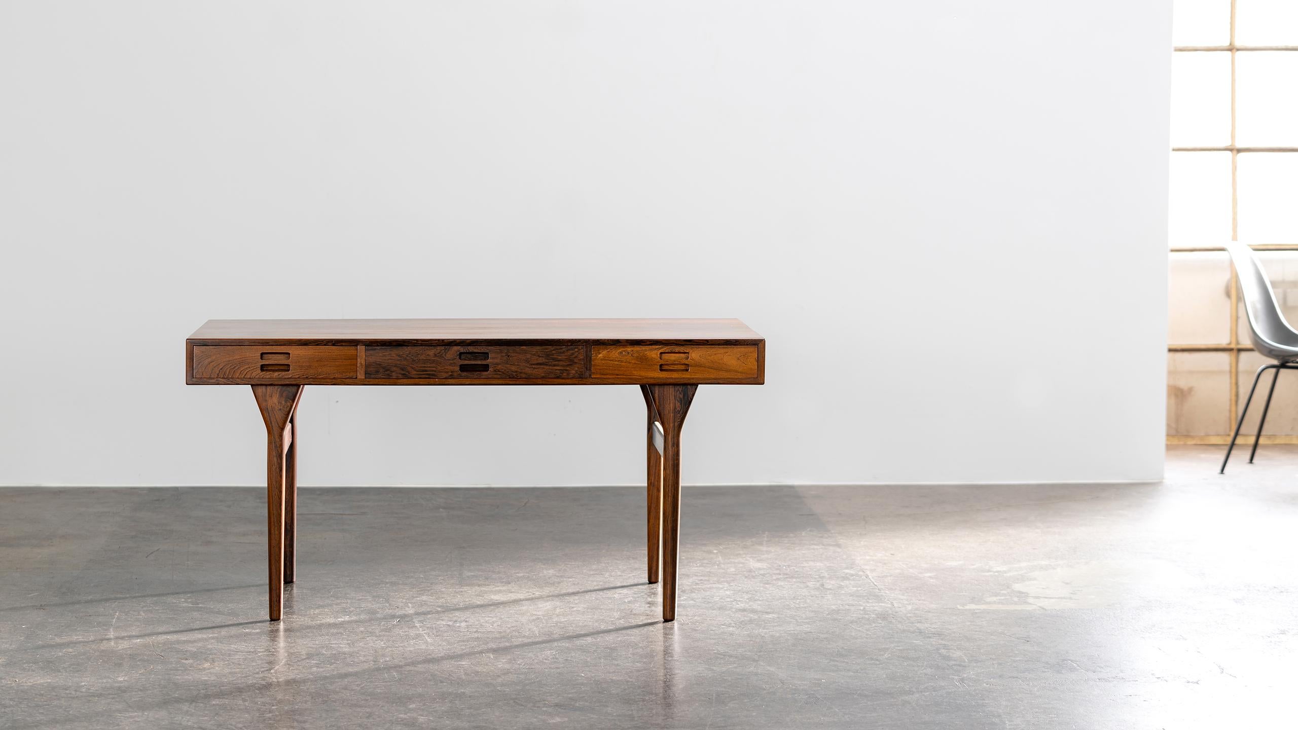 Este elegante diseño de Nanna and Jørgen Ditzel de Søren Willadsen sirve como escritorio, mesa para escribir, mesa de biblioteca o incluso mesa consola en un espacio grande. 

Su forma sobria y minimalista es encantadora desde todos los ángulos.