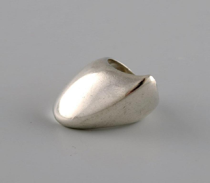 Nanna Ditzel for Georg Jensen. Modernist ring in sterling silver. 1960s.
Diameter: 16 mm.
US size: 5.5.
In excellent condition.
Stamped.
In most cases, we can change the size for a fee (USD 50) per ring.