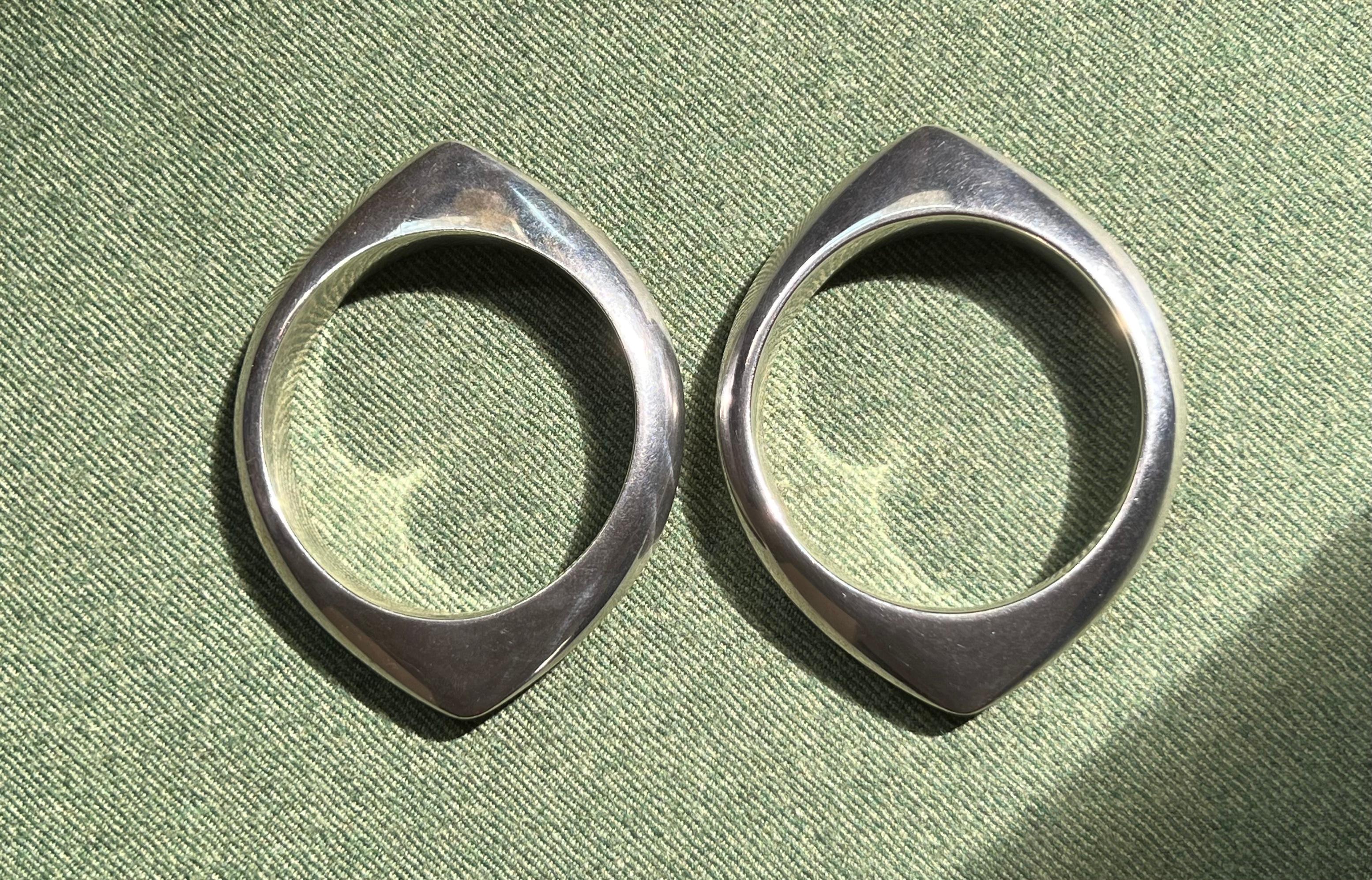 Nanna Ditzel für Georg Jensen: Set aus zwei silbernen „Eye“-Armreifen aus Silber, um 1960 (Moderne) im Angebot