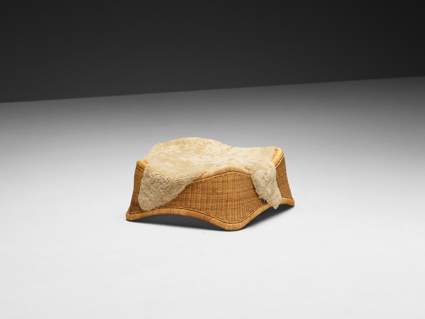 Nanna Ditzel para R. Wengler, taburete, ratán, Dinamarca, diseñado en 1961, fabricado en los años 1960-1970

Precioso taburete diseñado por Nanna Ditzel en 1961, que combina un diseño lúdico con una versatilidad funcional. El taburete tiene una